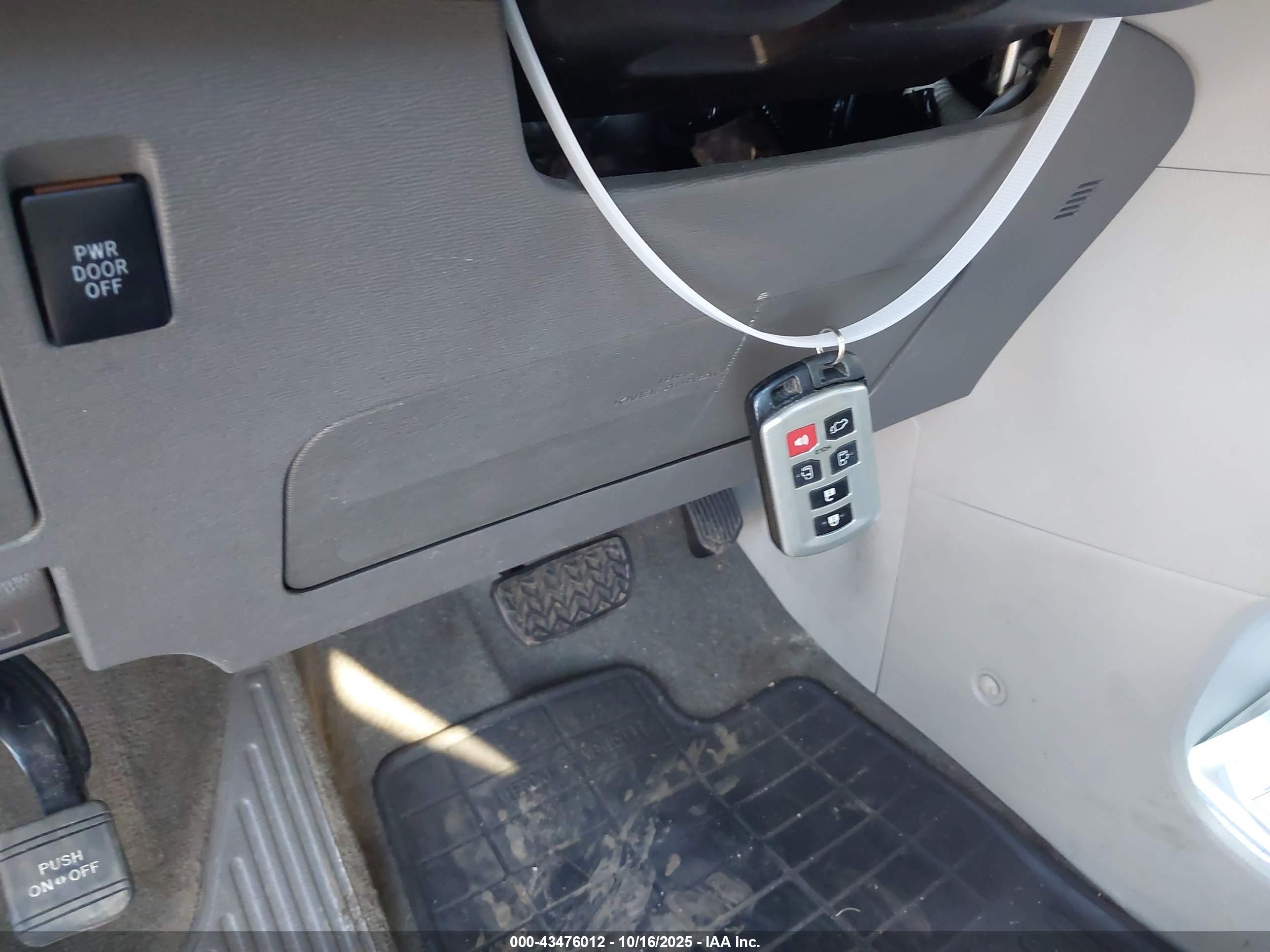 TOYOTA SIENNA image 11