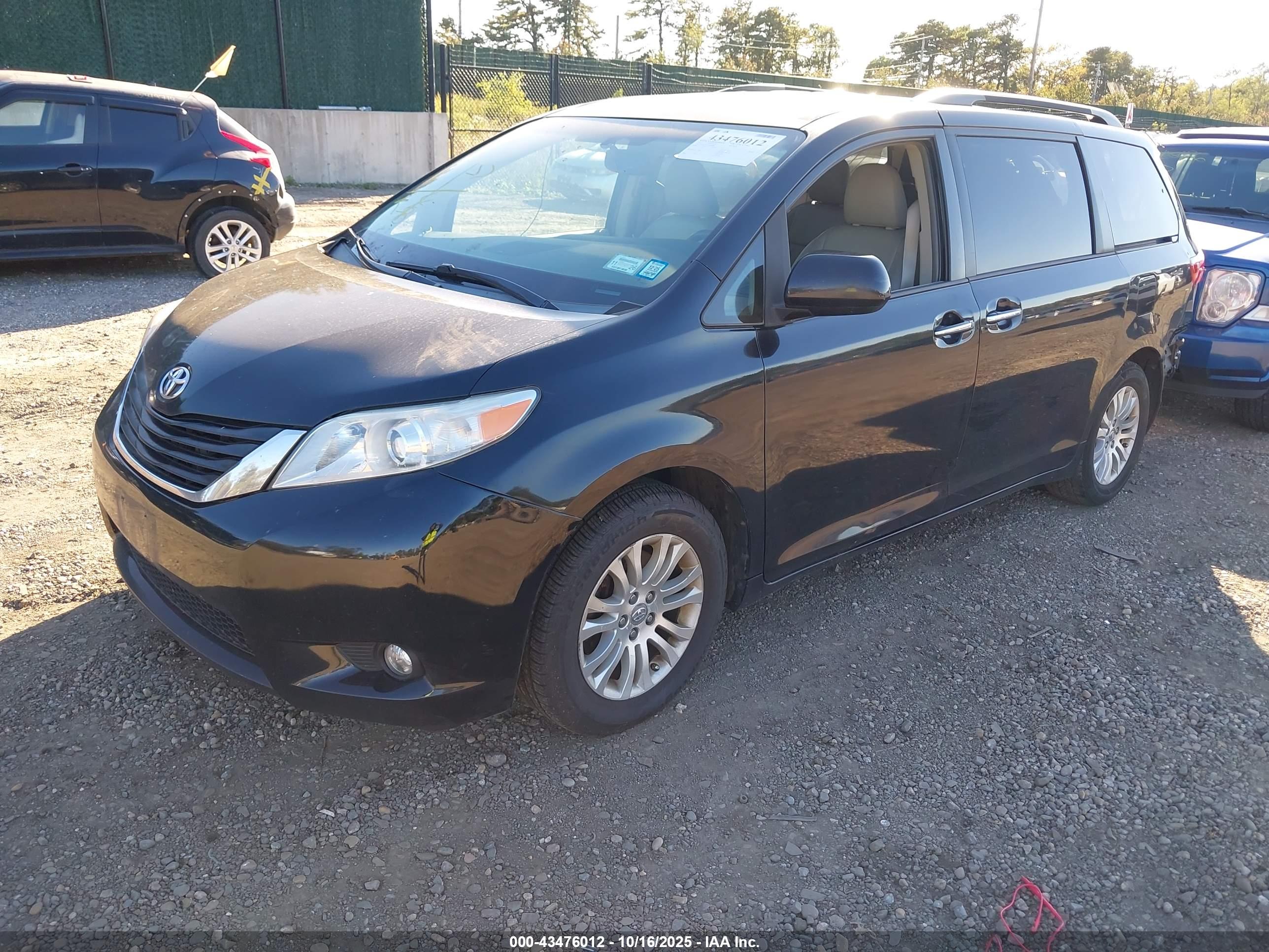 TOYOTA SIENNA image 2