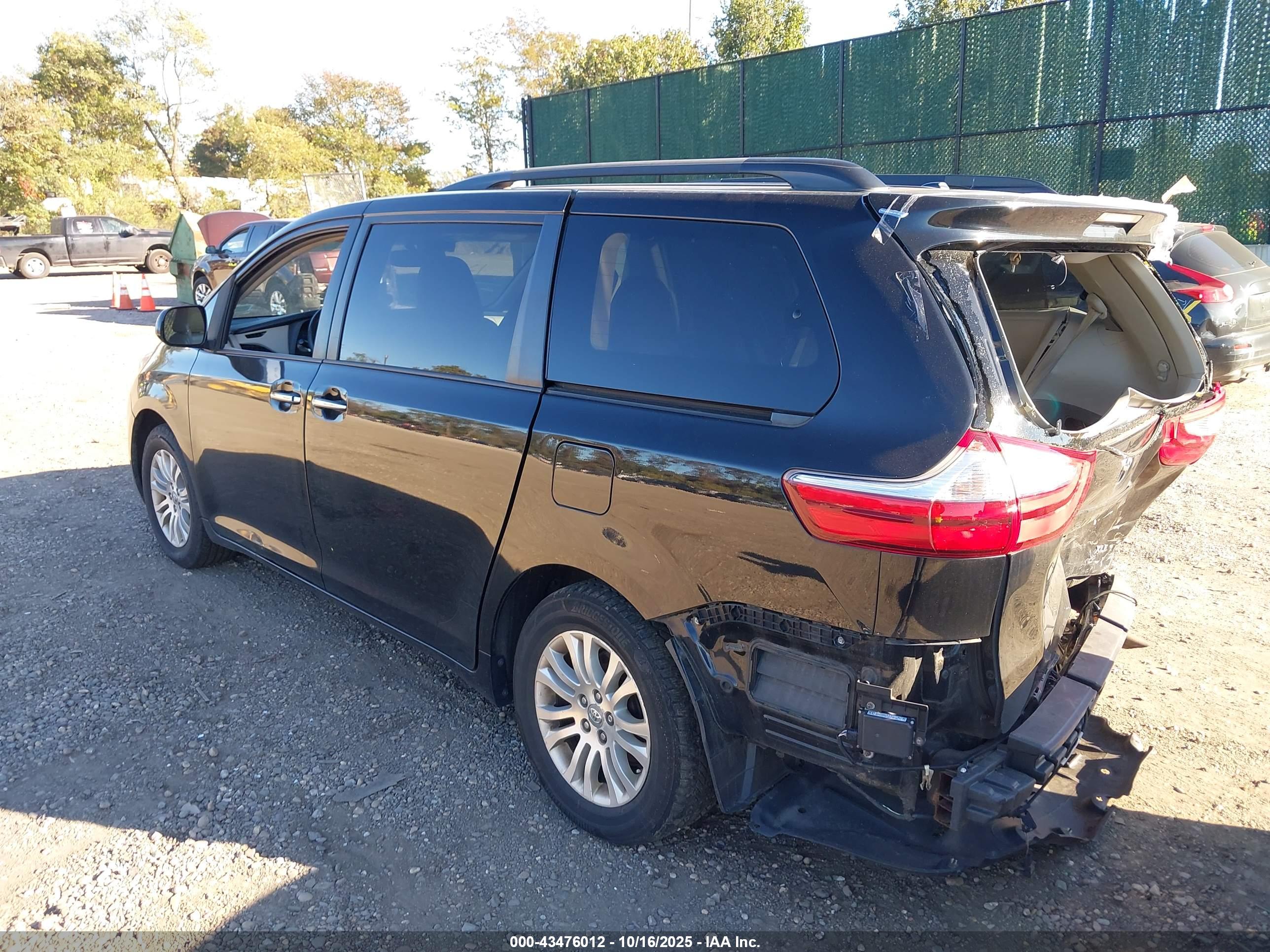 TOYOTA SIENNA image 3