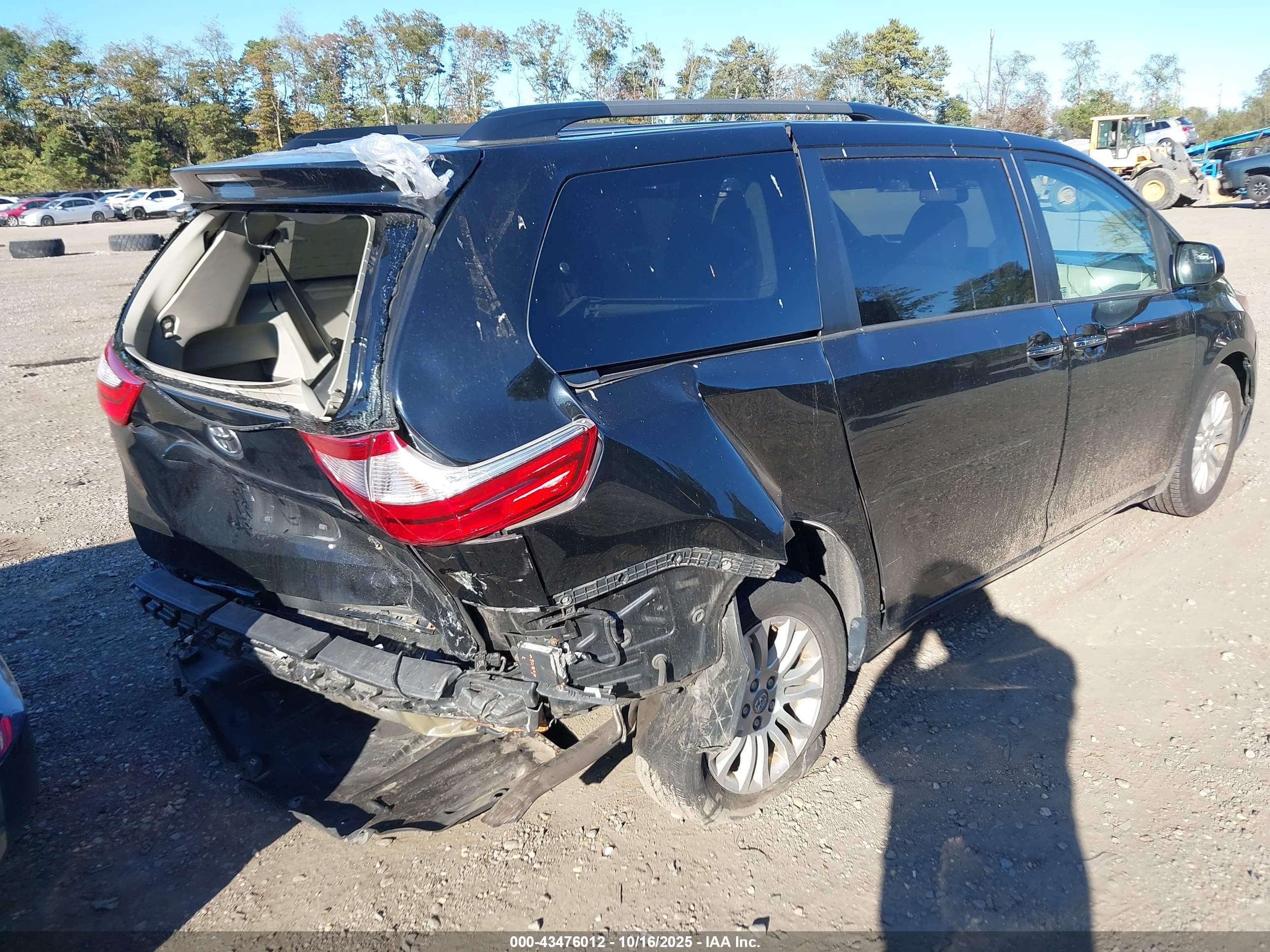 TOYOTA SIENNA image 4