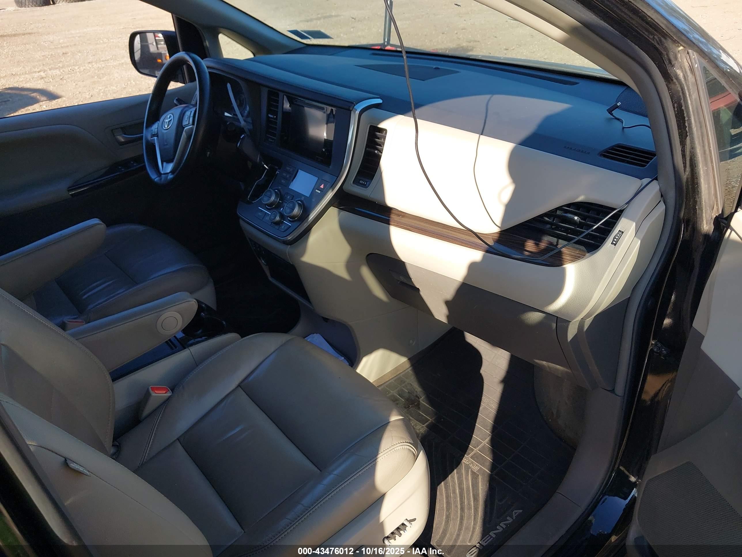 TOYOTA SIENNA image 5