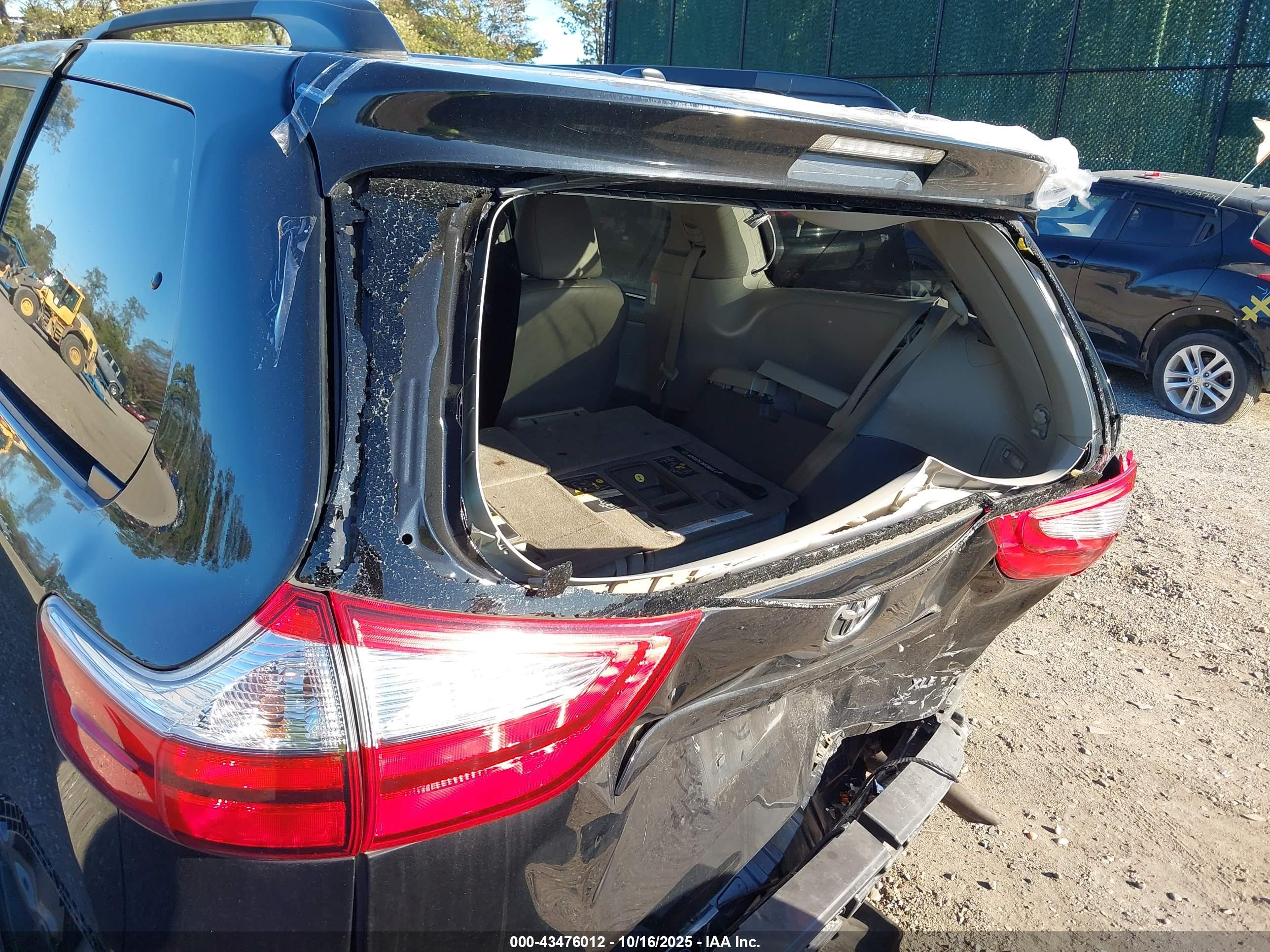 TOYOTA SIENNA image 6