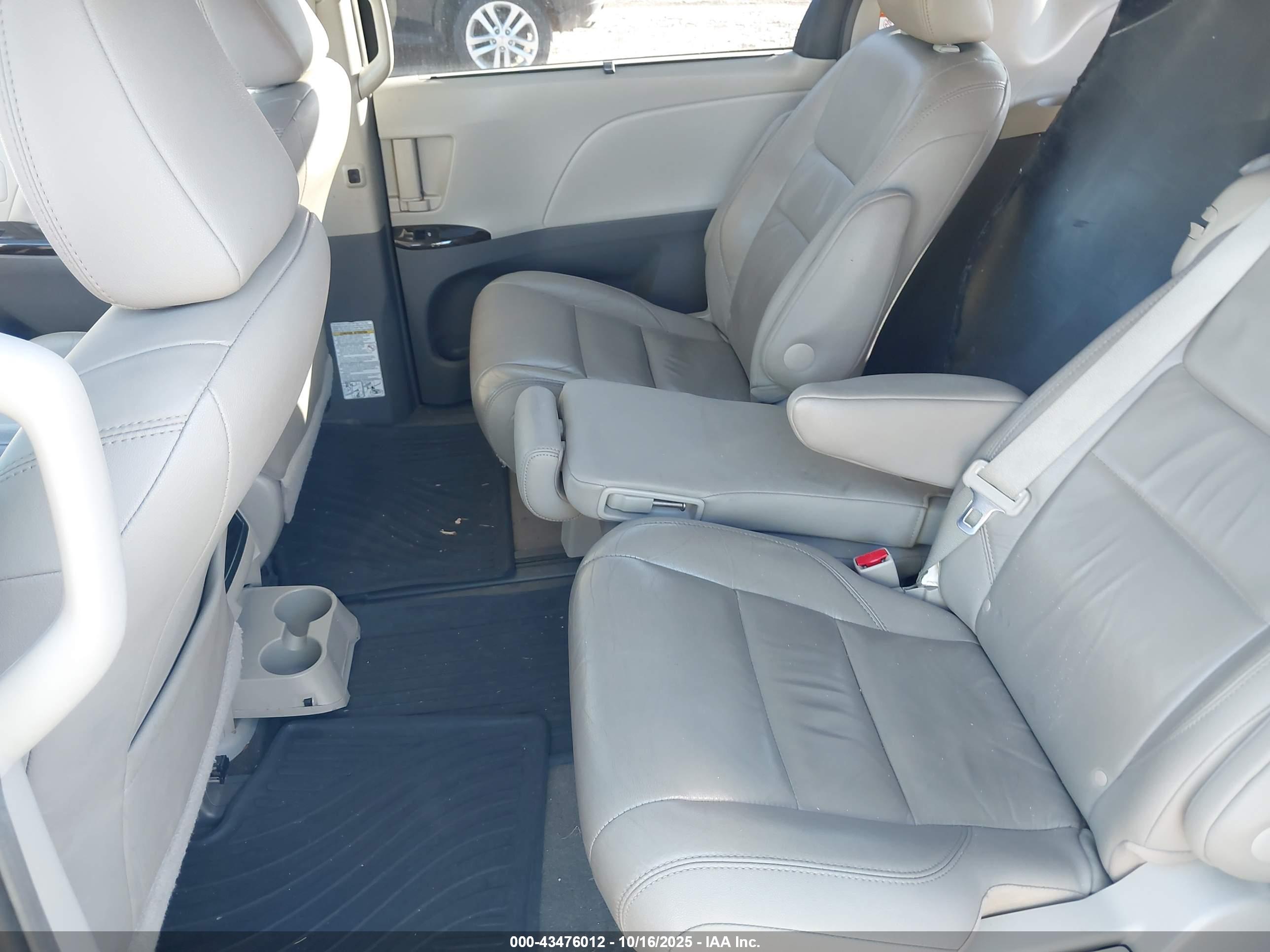 TOYOTA SIENNA image 8