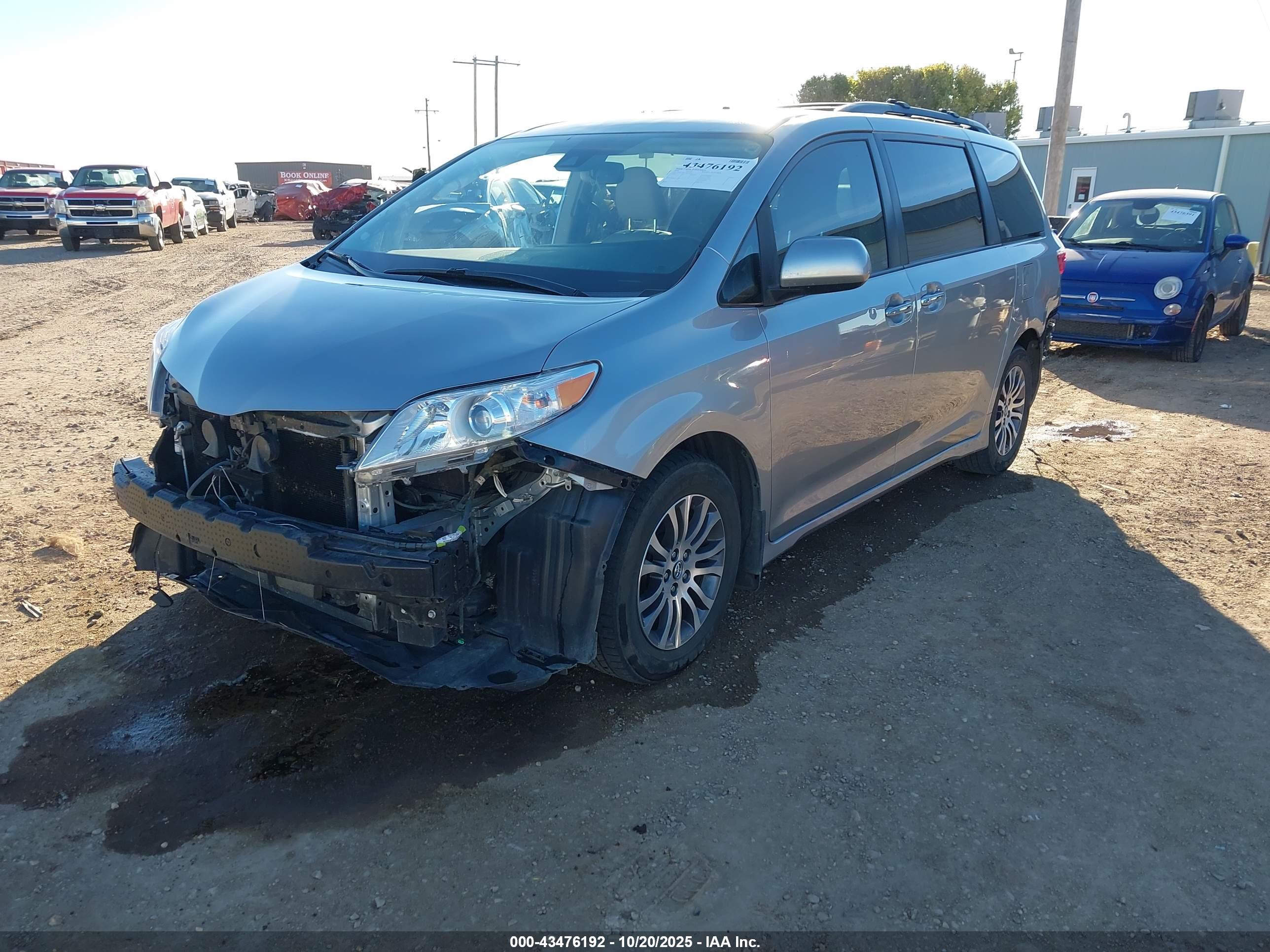 TOYOTA SIENNA image 2