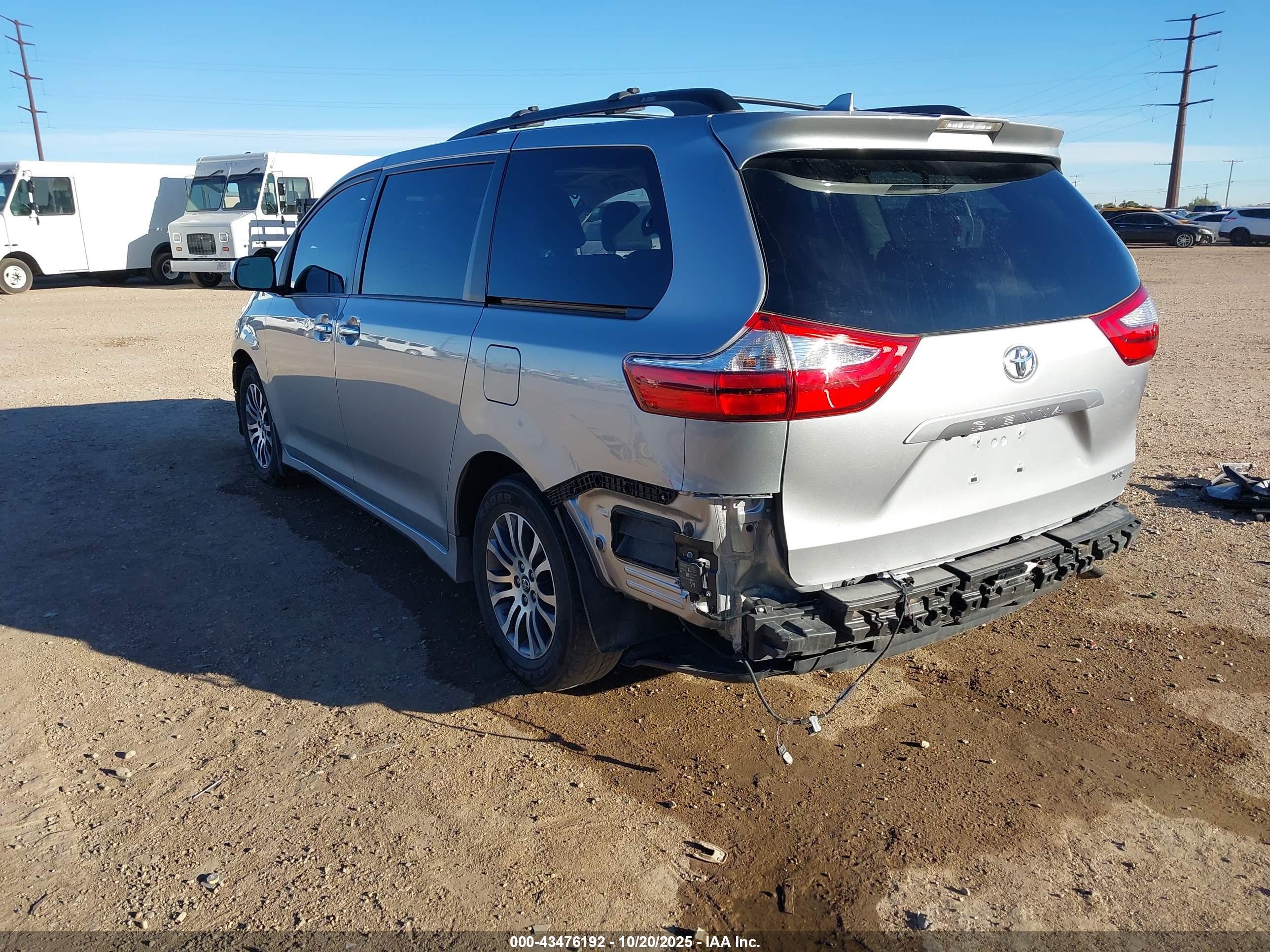 TOYOTA SIENNA image 3
