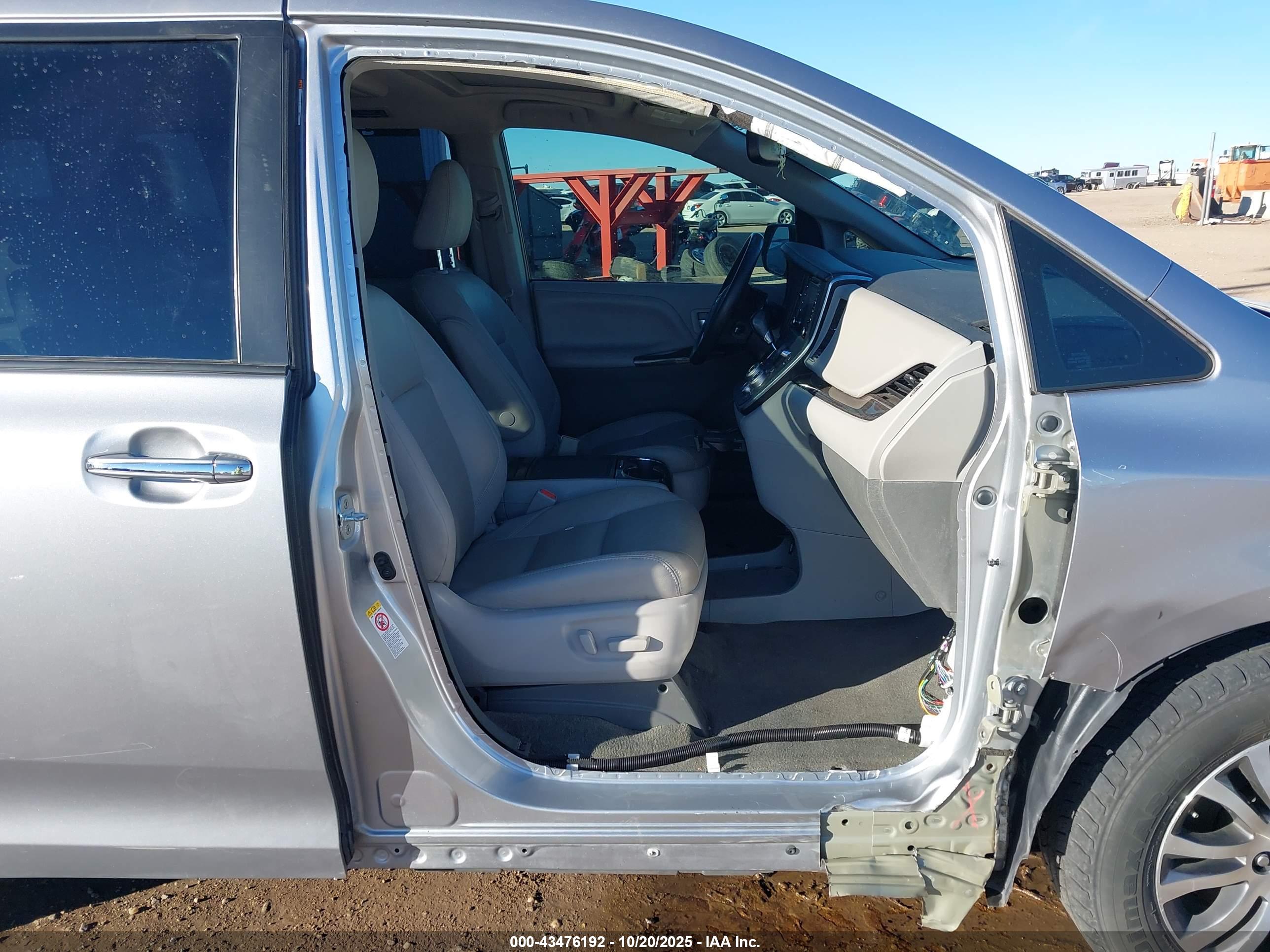 TOYOTA SIENNA image 5
