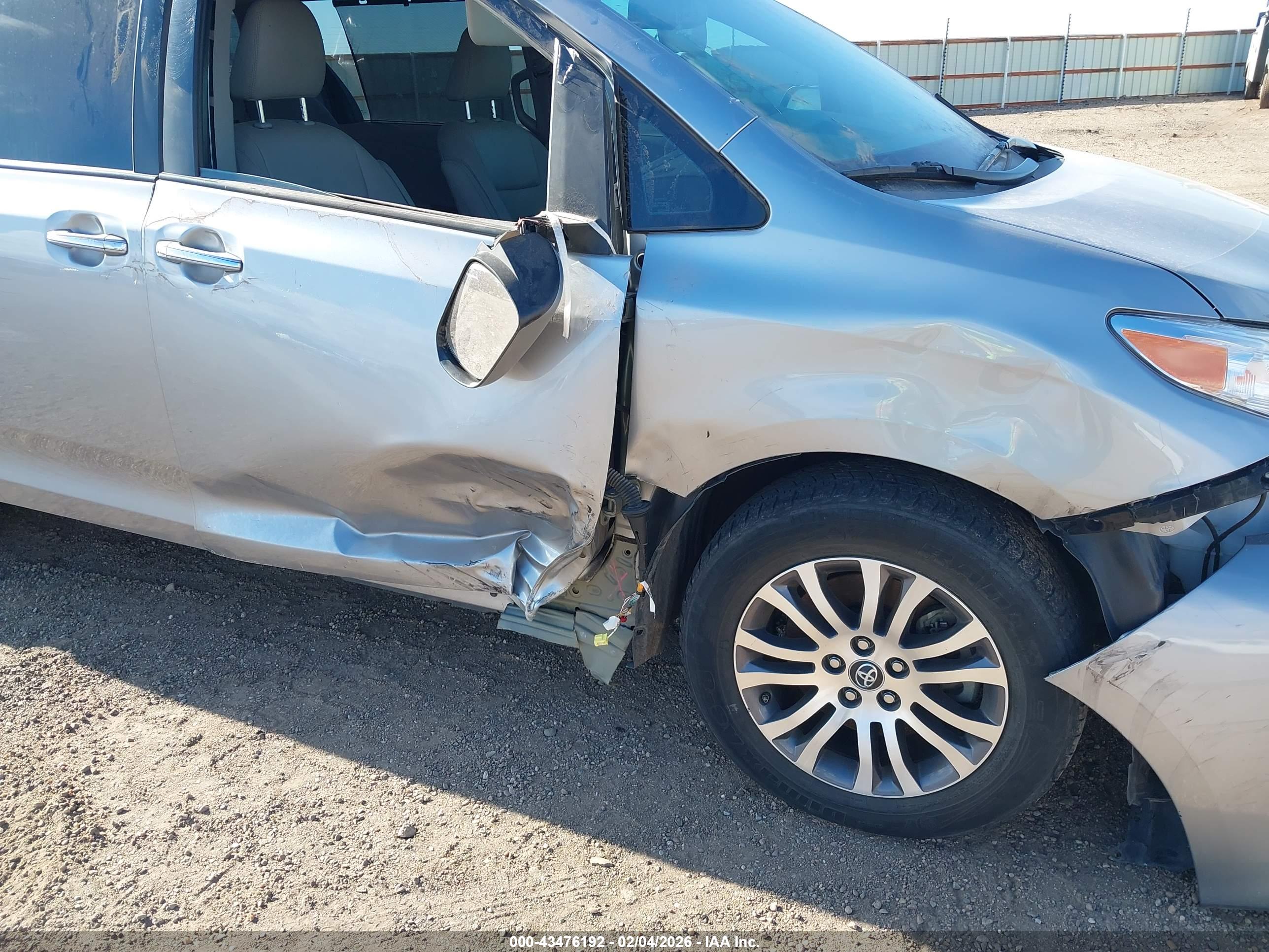 TOYOTA SIENNA image 6