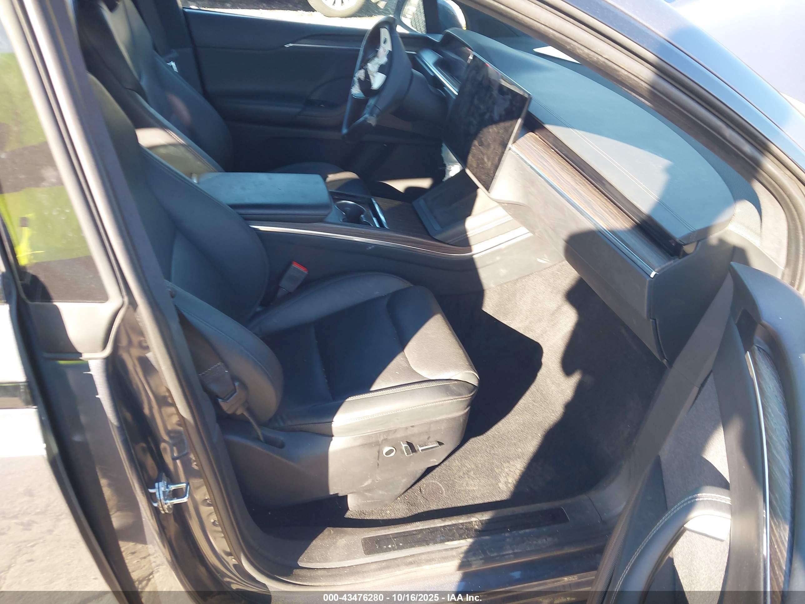 TESLA MODEL image 5