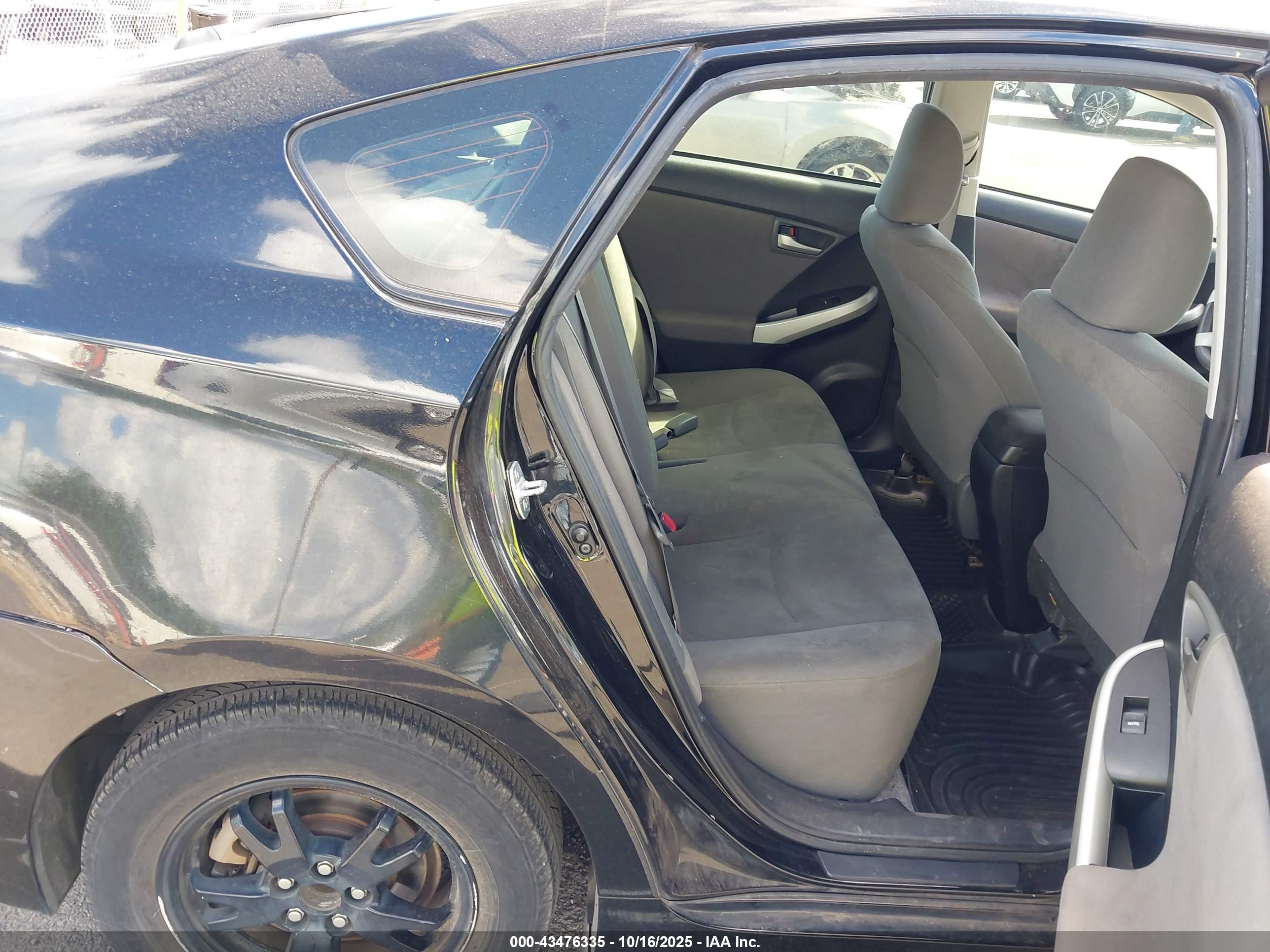 TOYOTA PRIUS image 8
