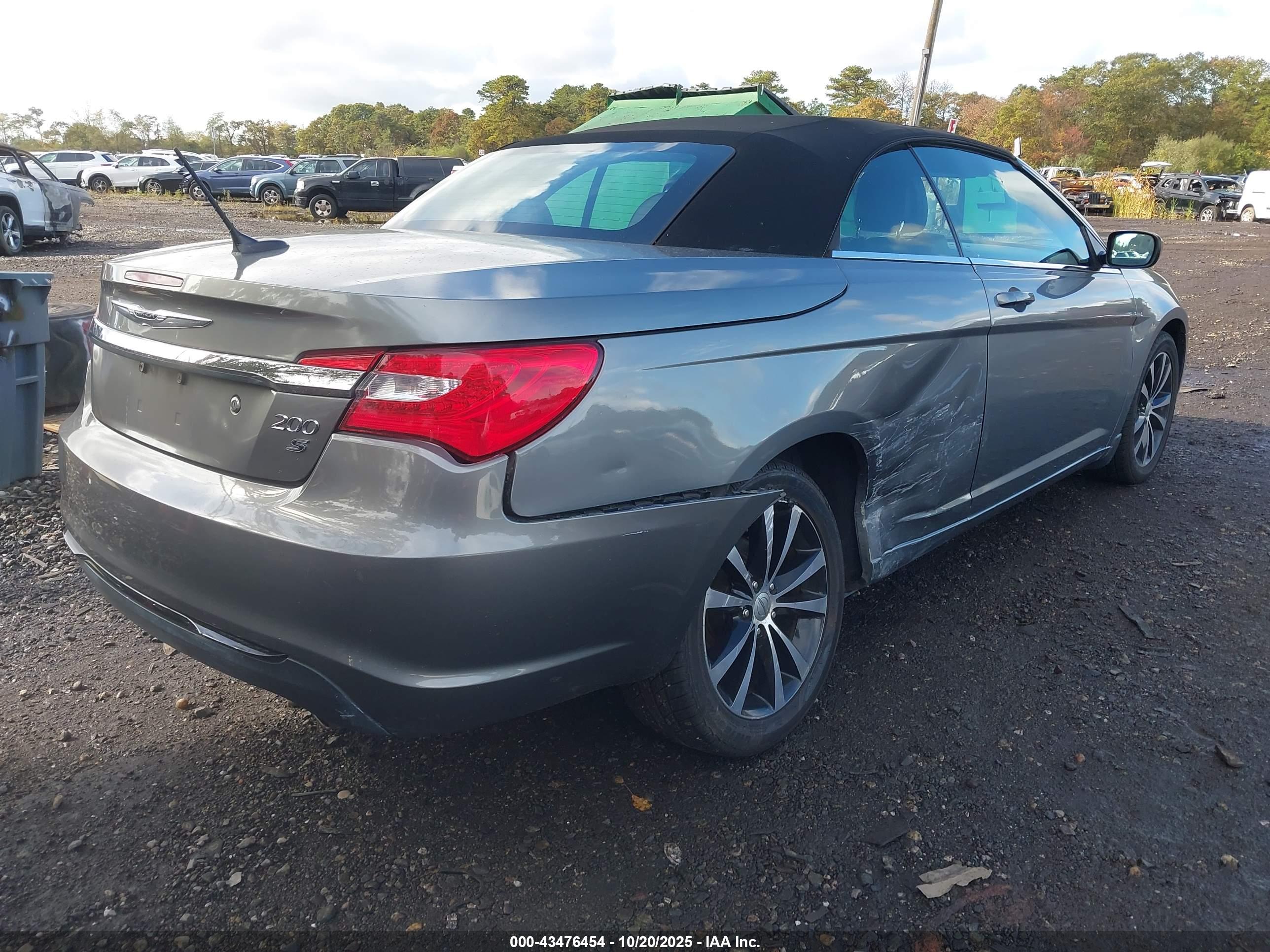 CHRYSLER 200 image 4