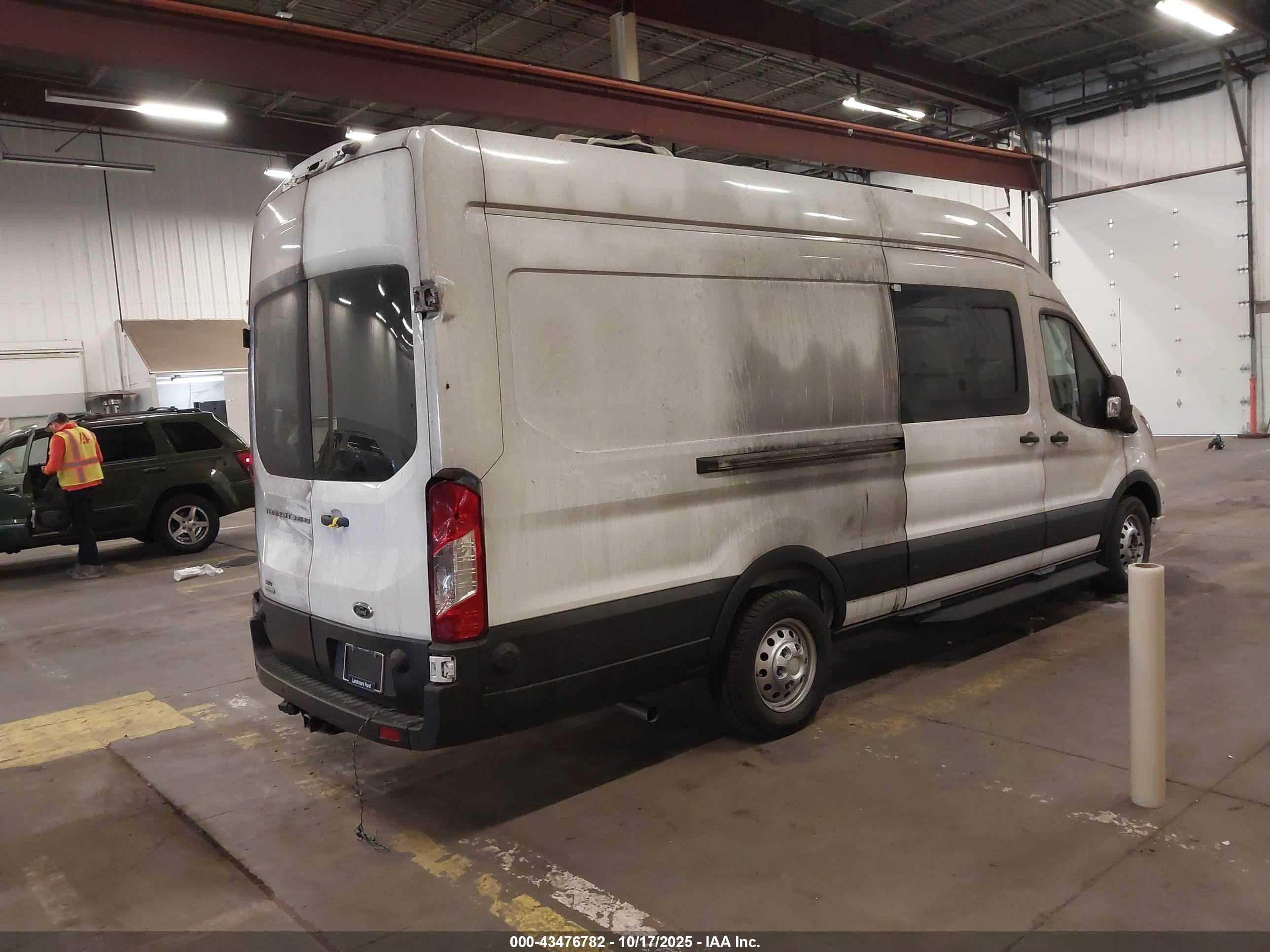 FORD TRANSIT-350 image 4