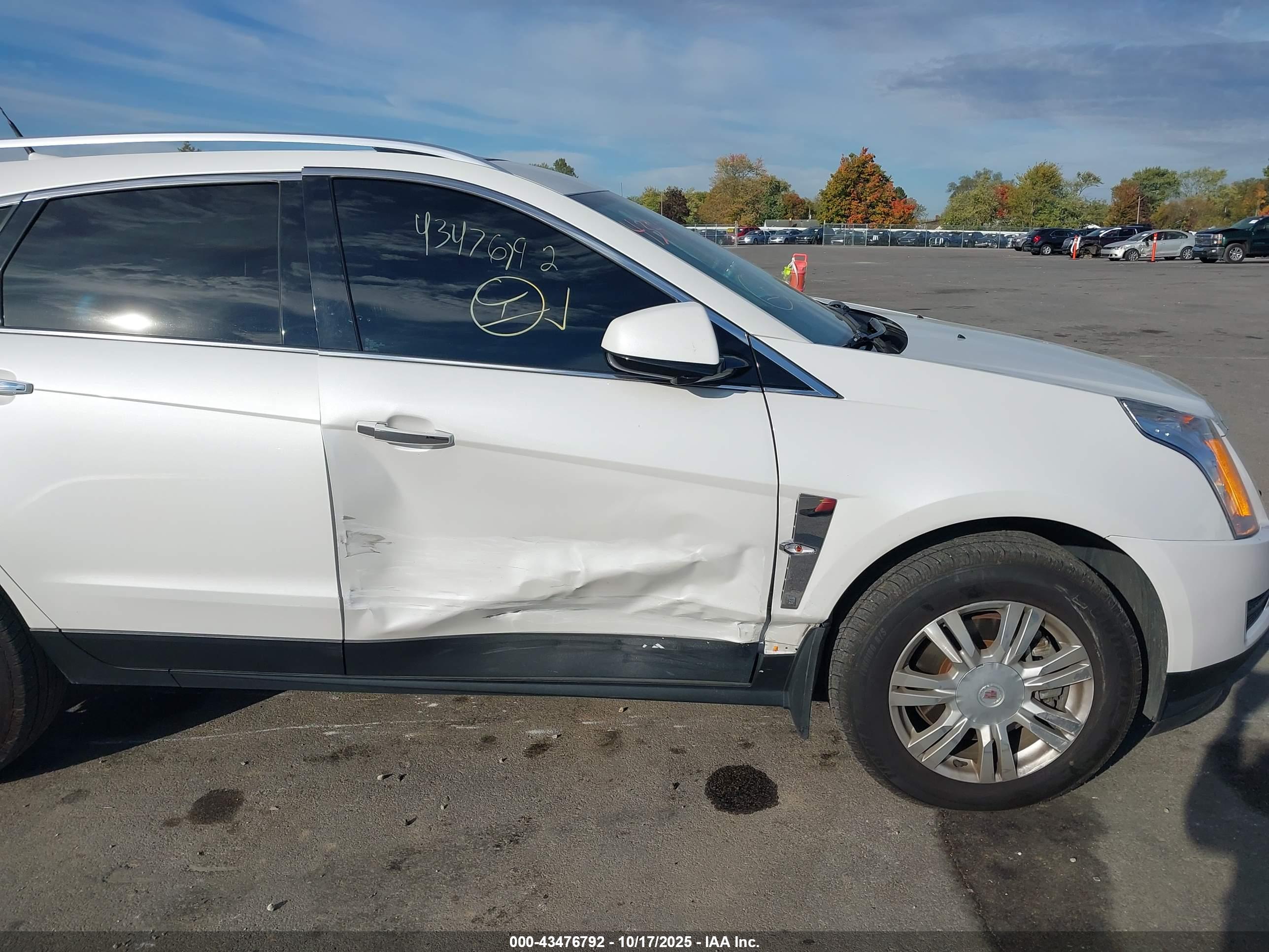 CADILLAC SRX image 6