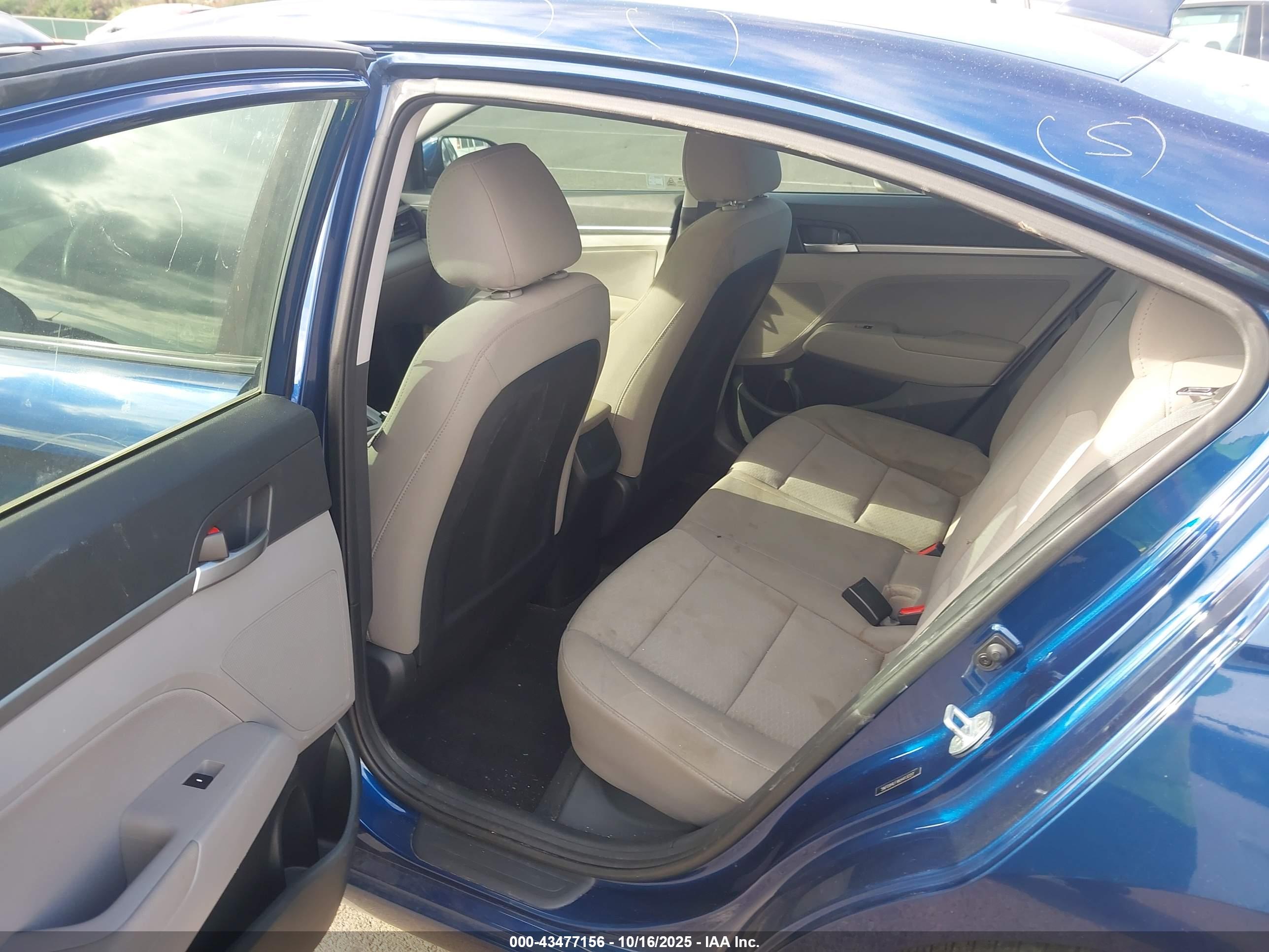 HYUNDAI ELANTRA image 8