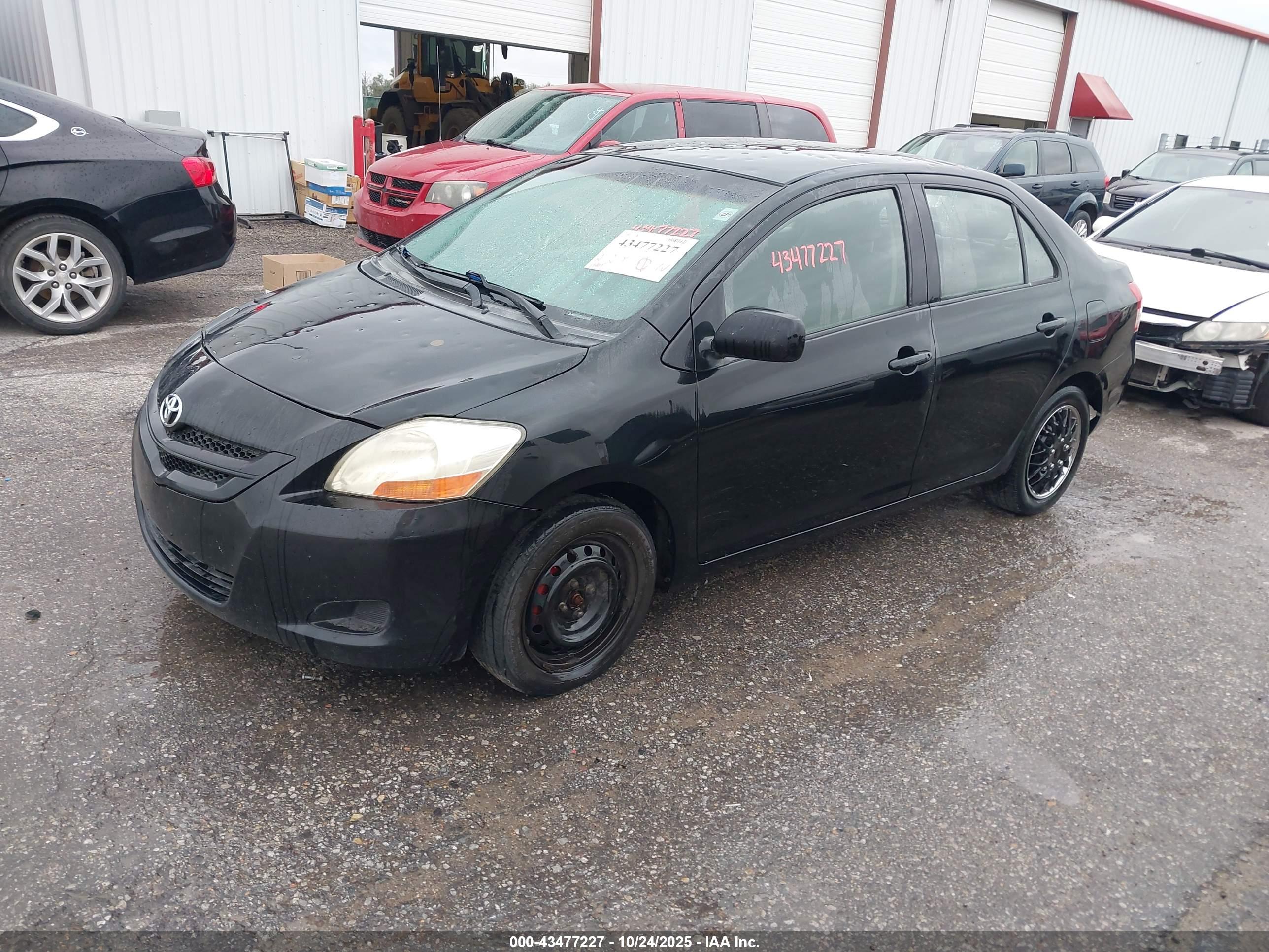 TOYOTA YARIS image 2