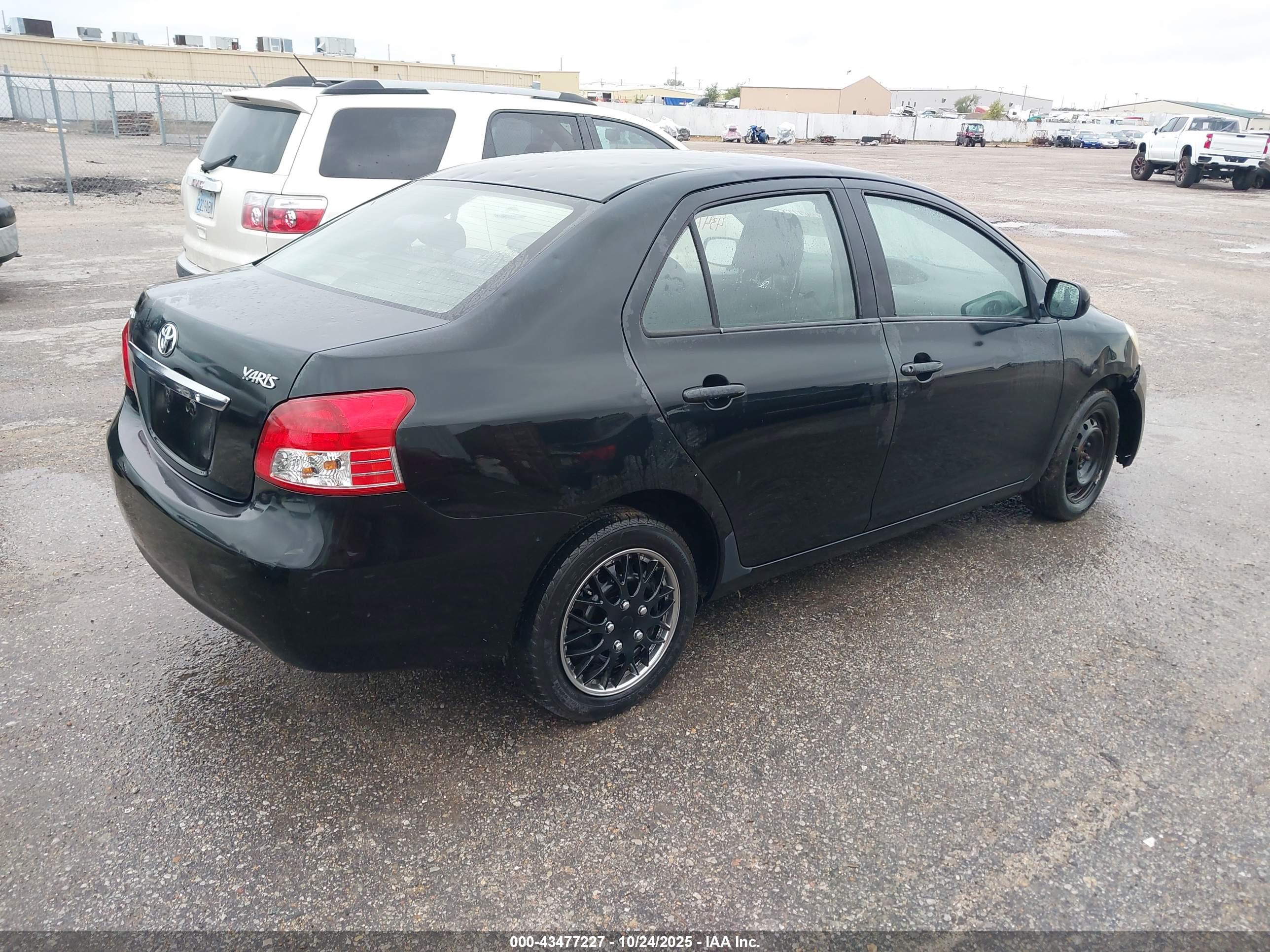 TOYOTA YARIS image 4