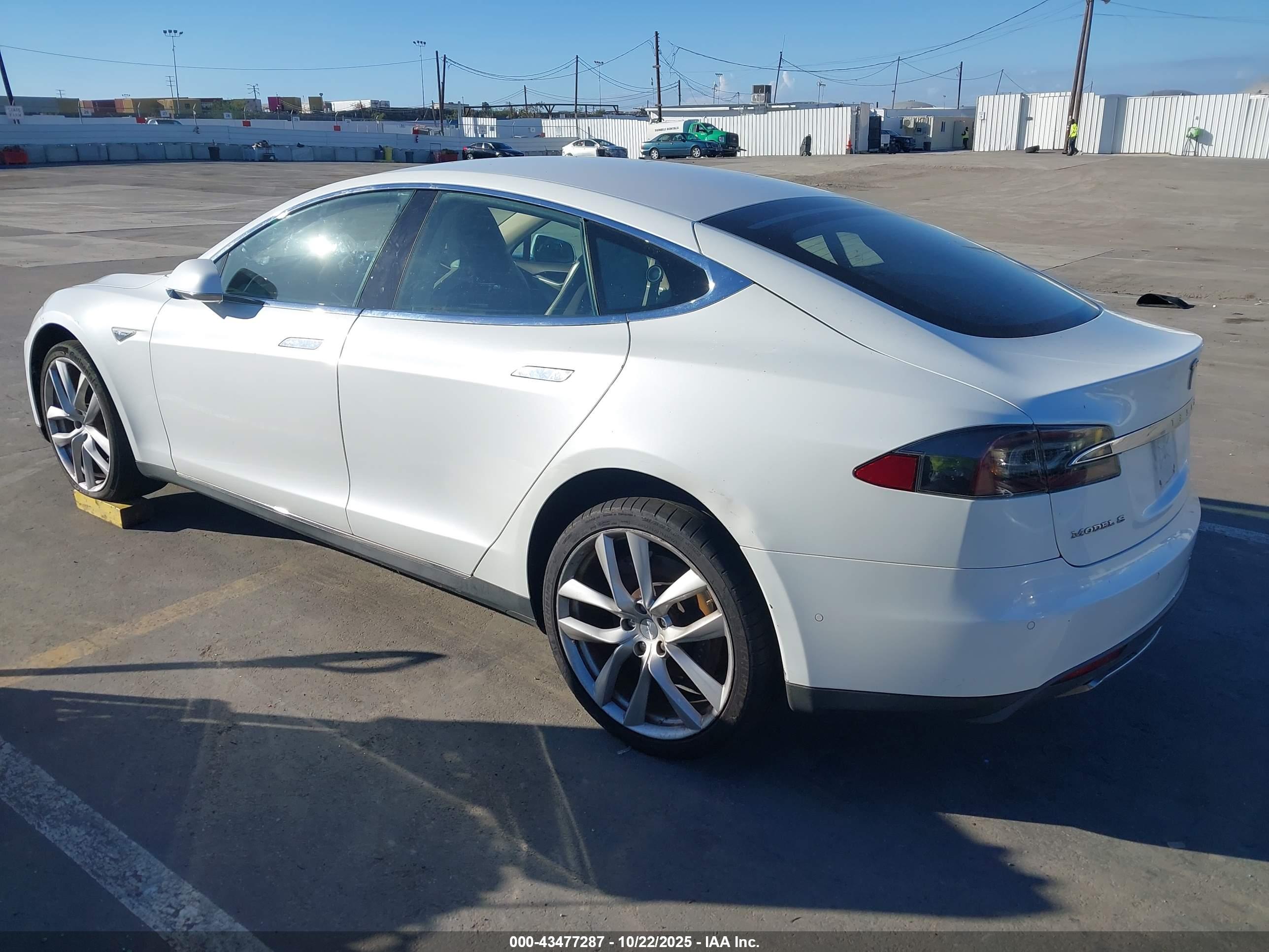 TESLA MODEL image 3