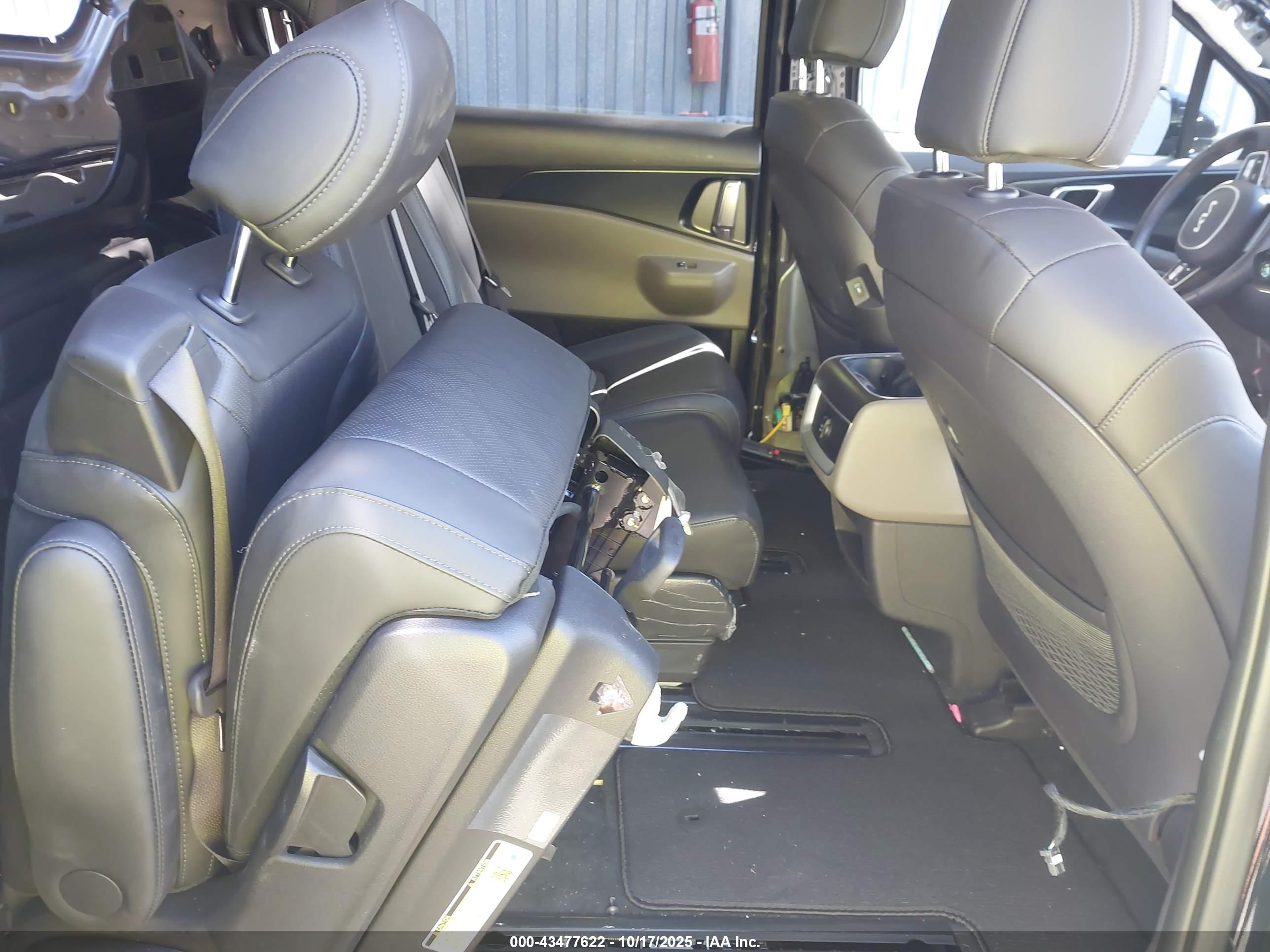 KIA CARNIVAL image 8