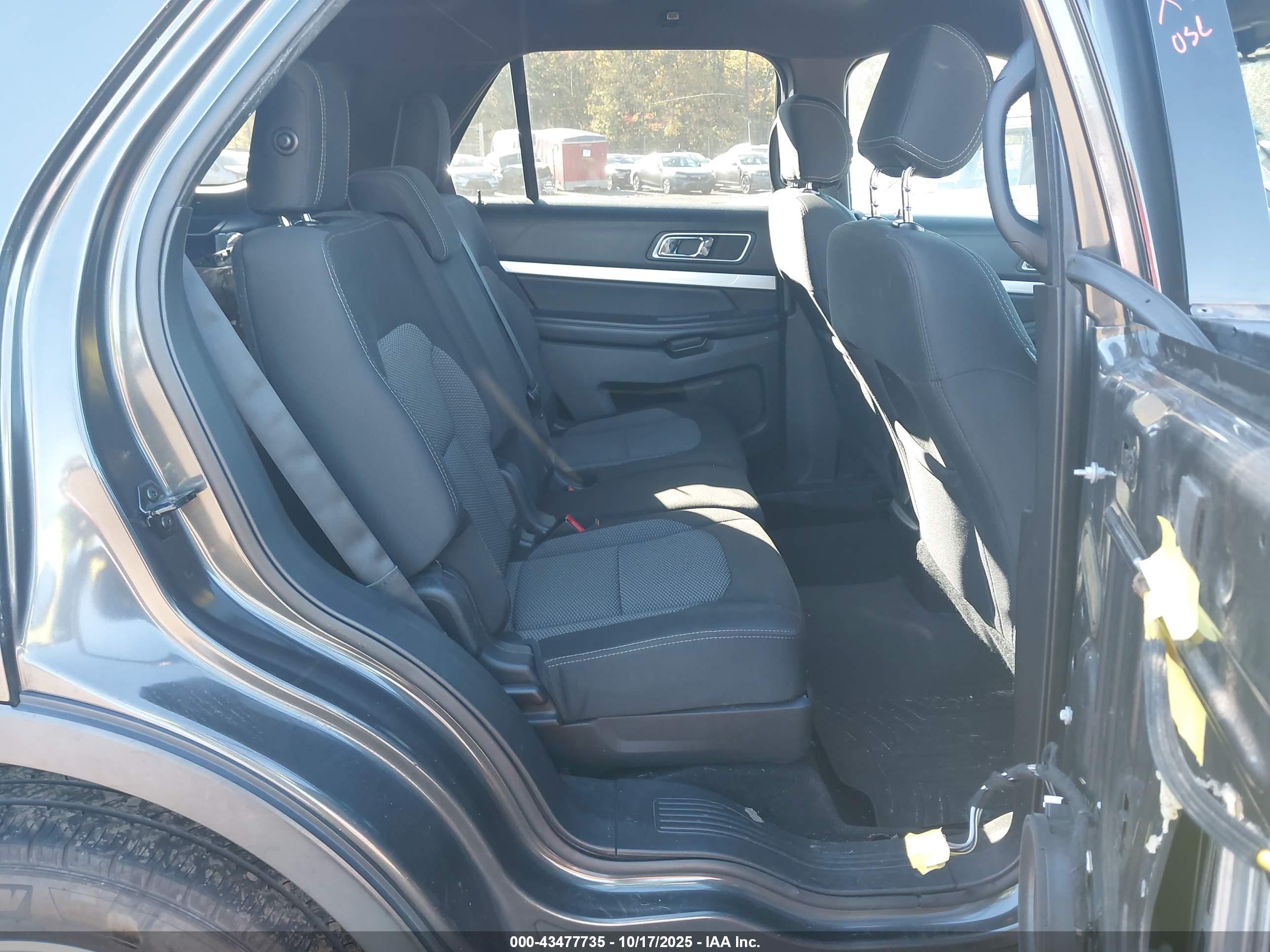 FORD EXPLORER image 8