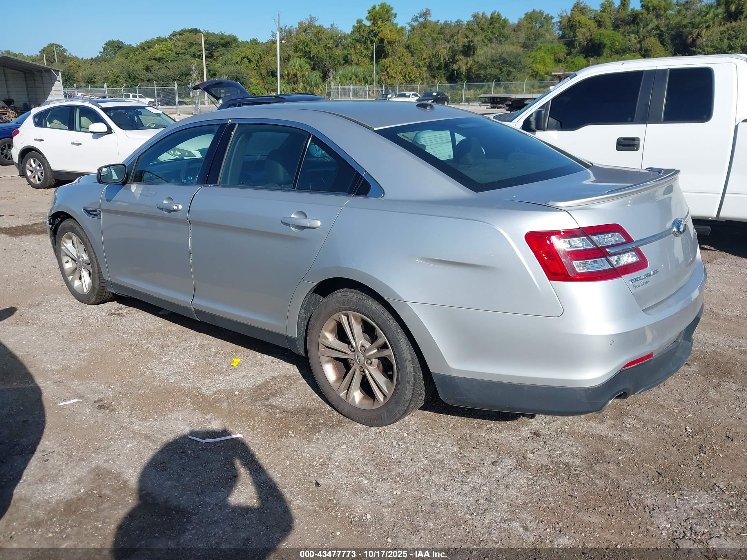 FORD TAURUS image 3