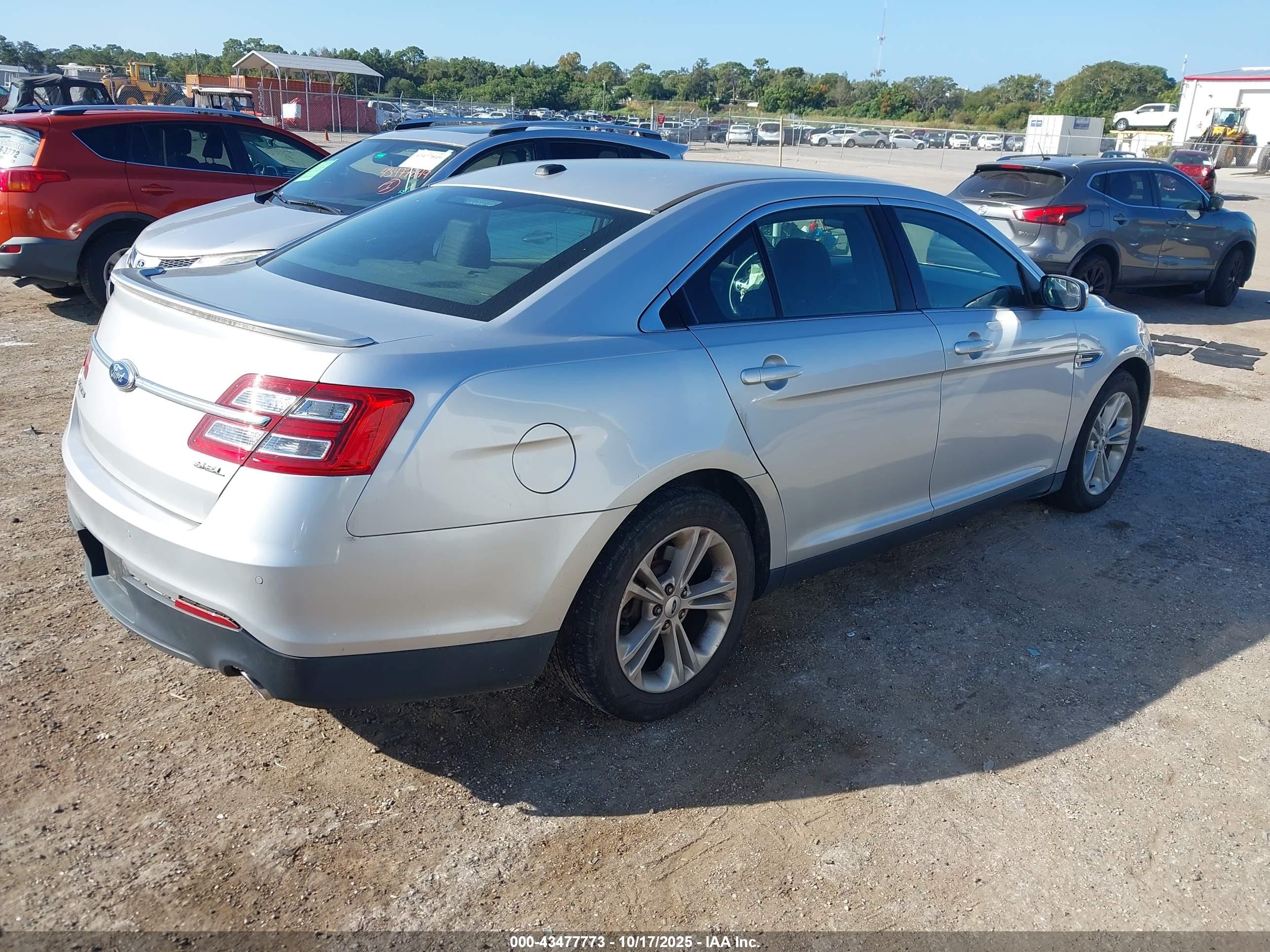 FORD TAURUS image 4