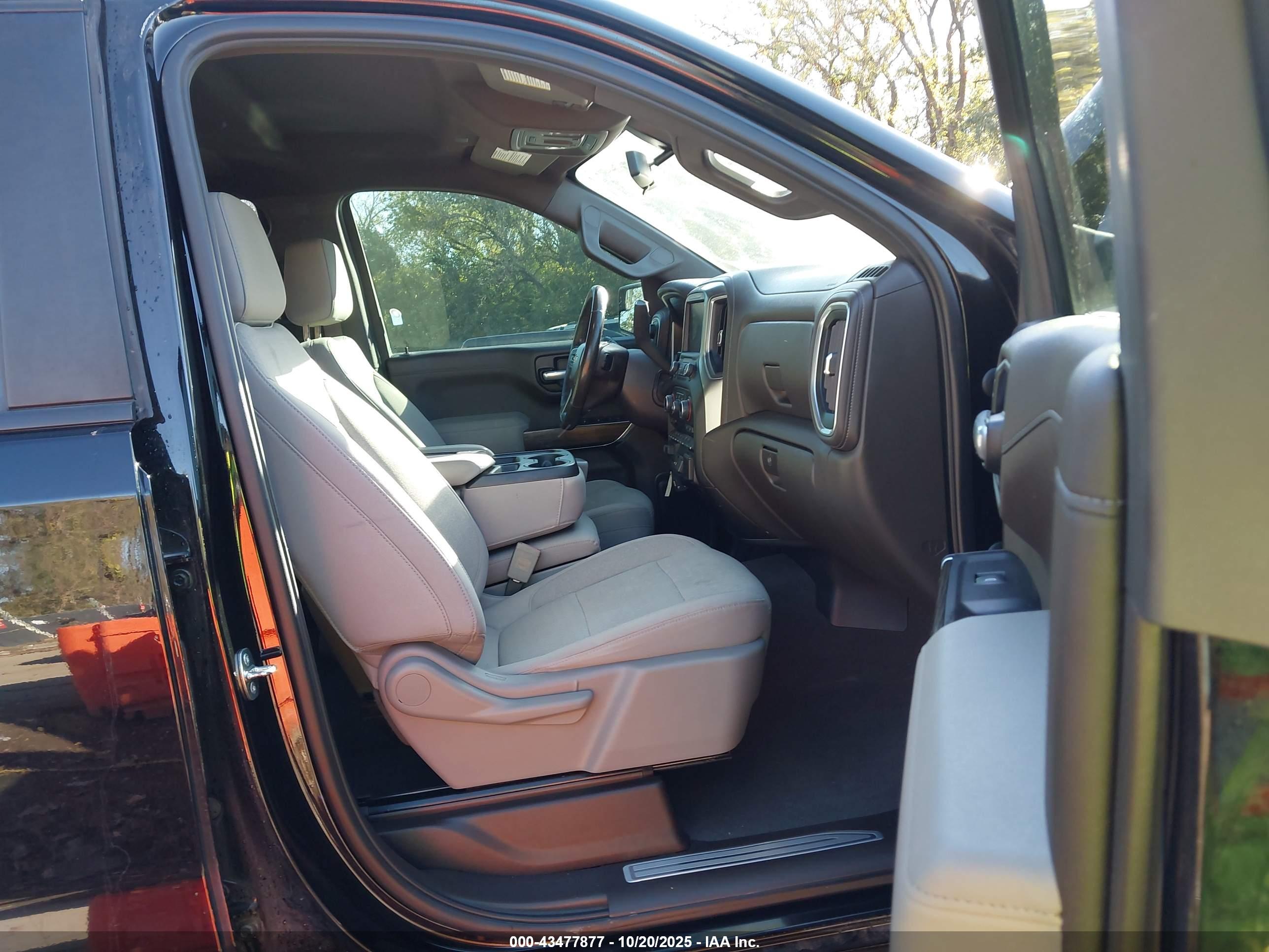 CHEVROLET SILVERADO image 5