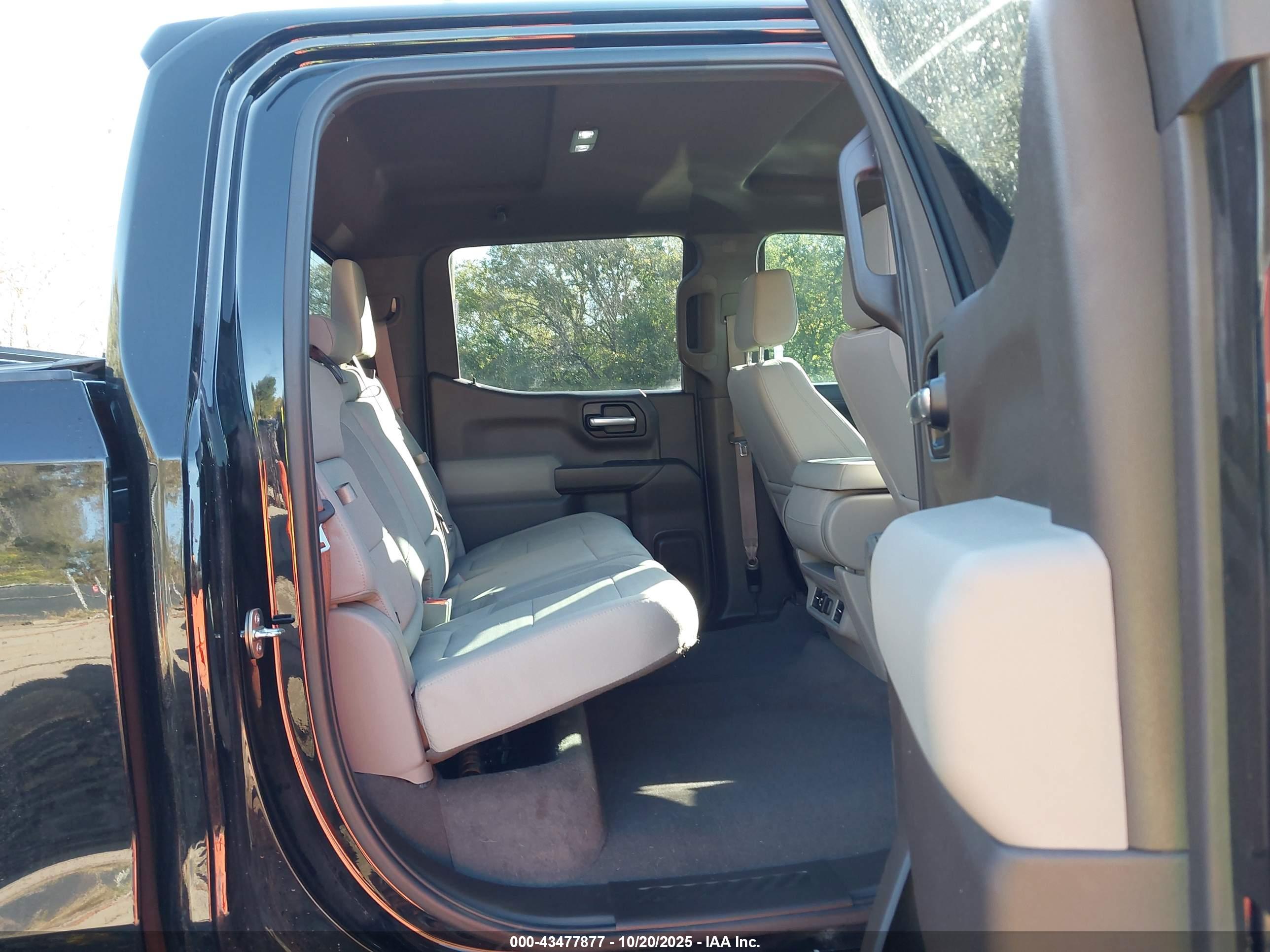 CHEVROLET SILVERADO image 8