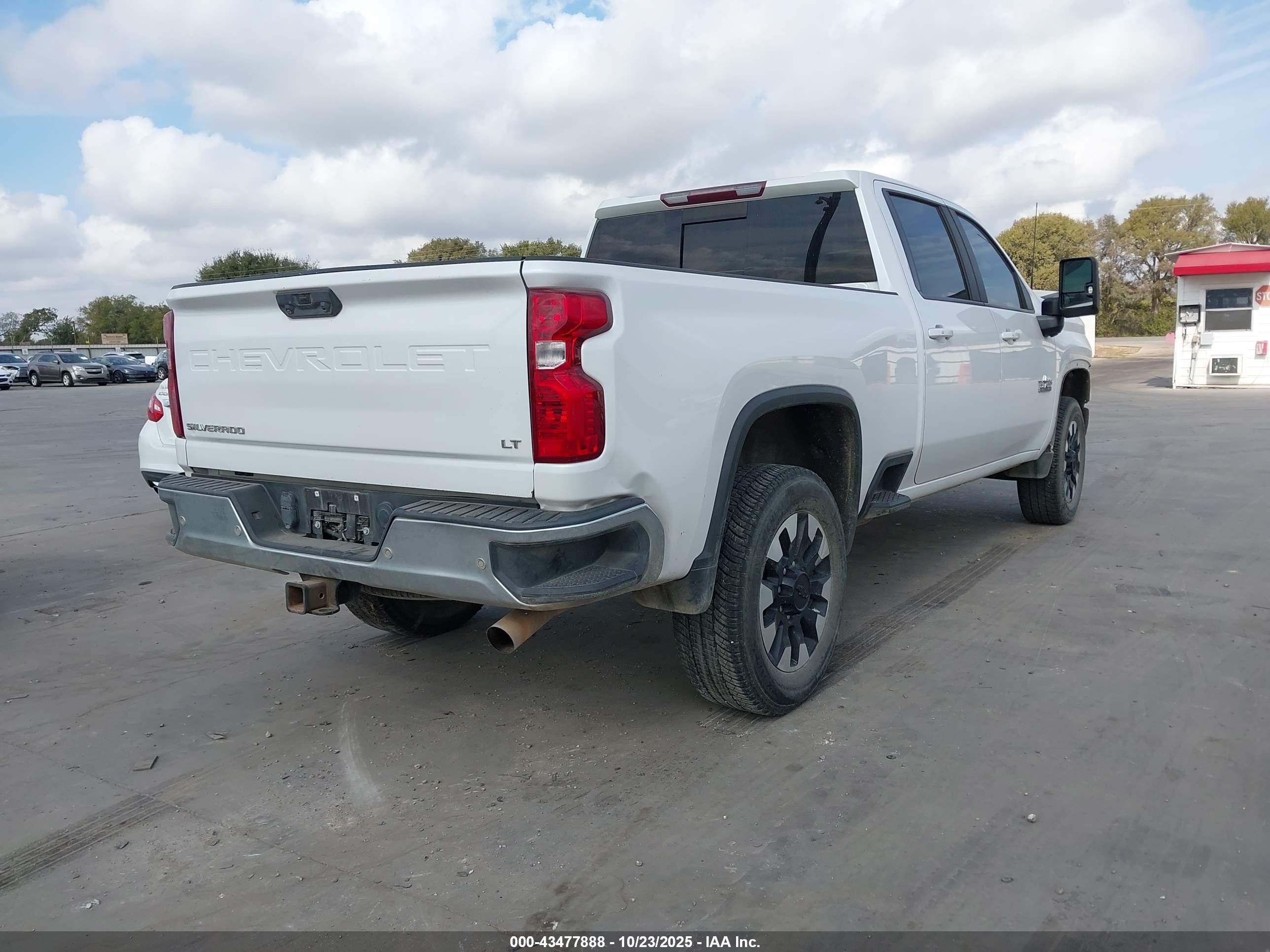 CHEVROLET SILVERADO image 4