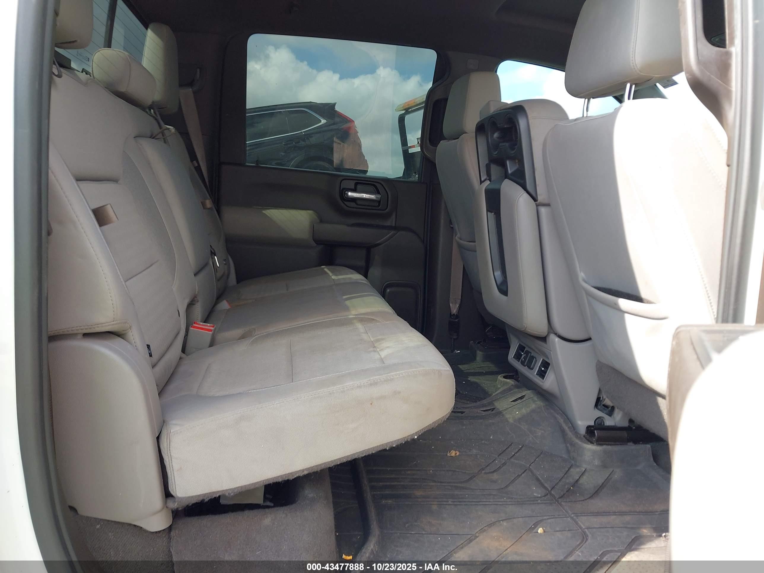CHEVROLET SILVERADO image 7