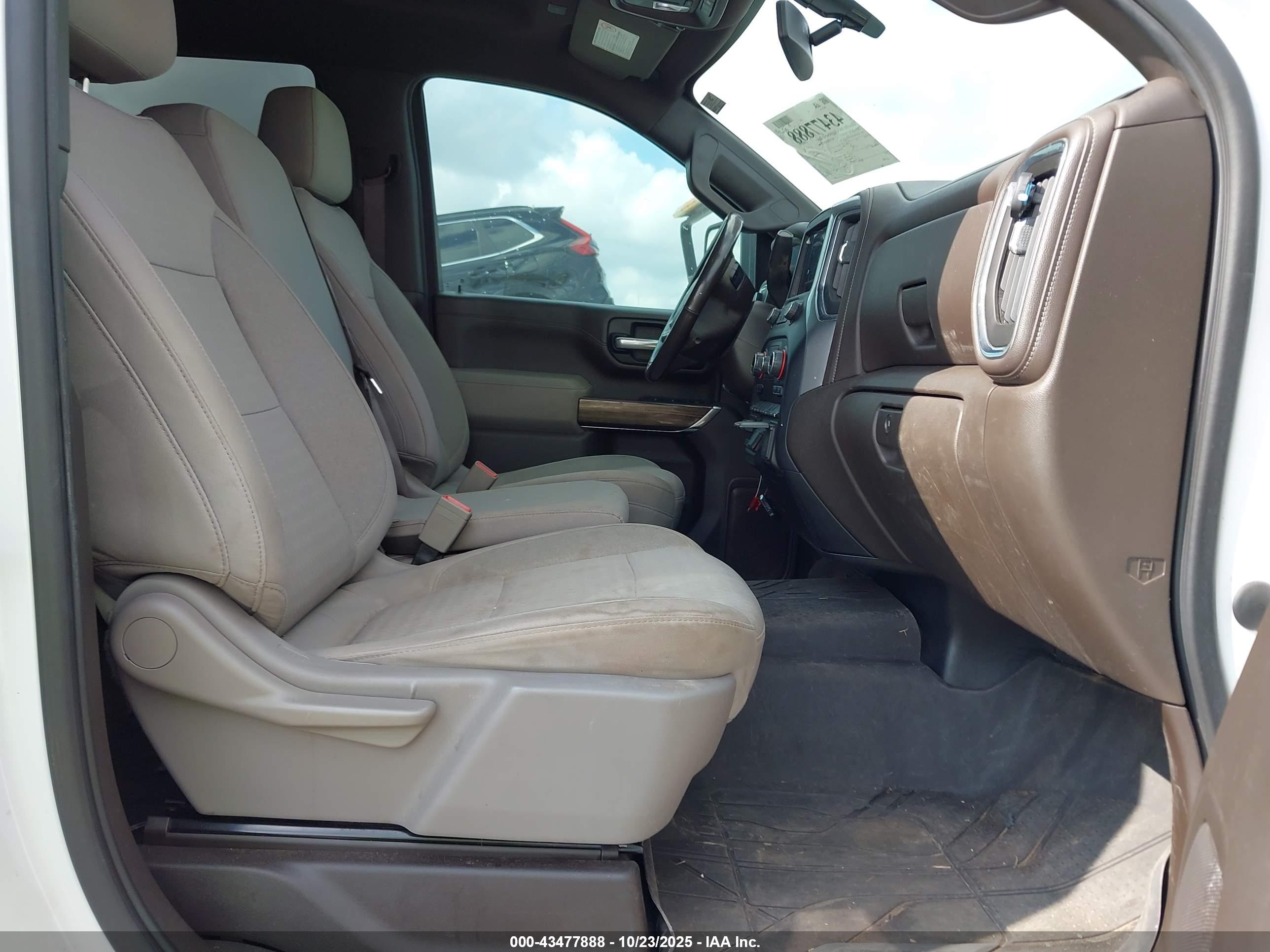 CHEVROLET SILVERADO image 8