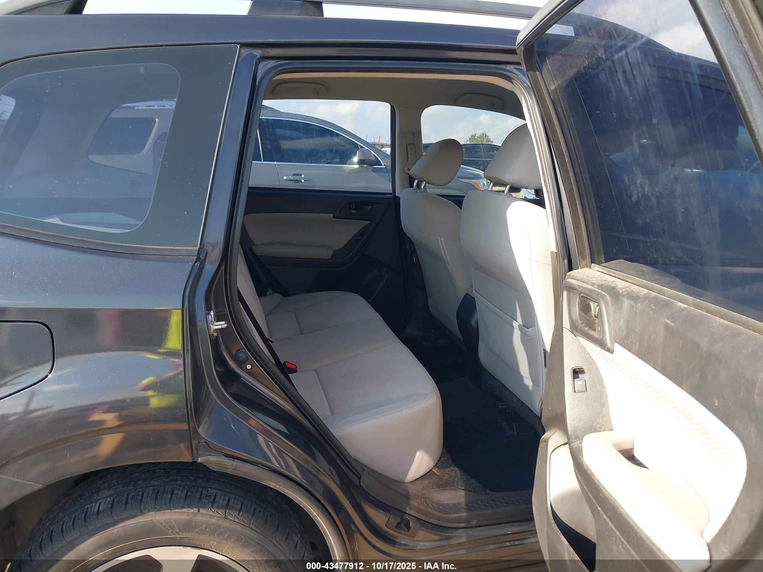 SUBARU FORESTER image 8