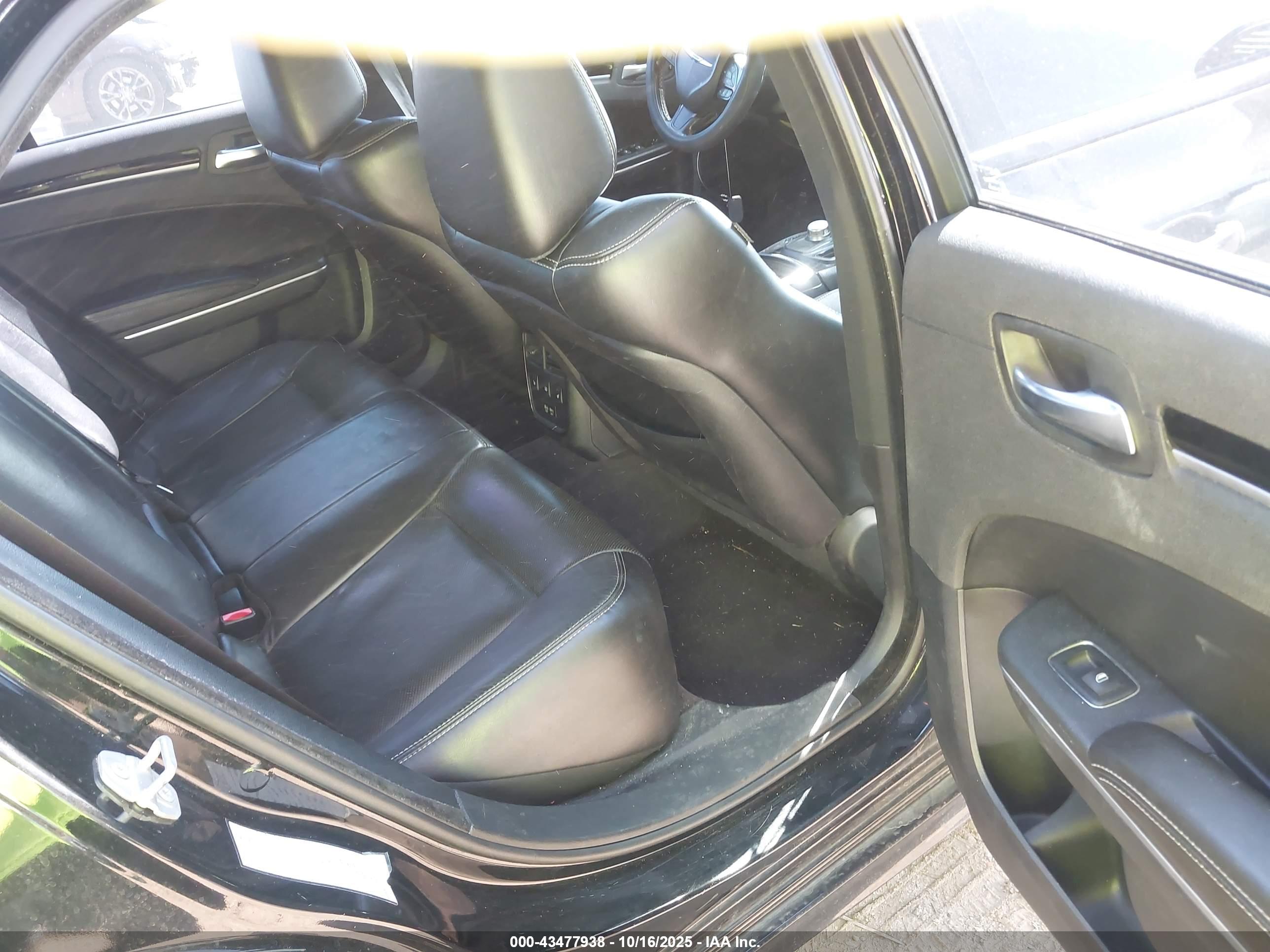 CHRYSLER 300 image 8