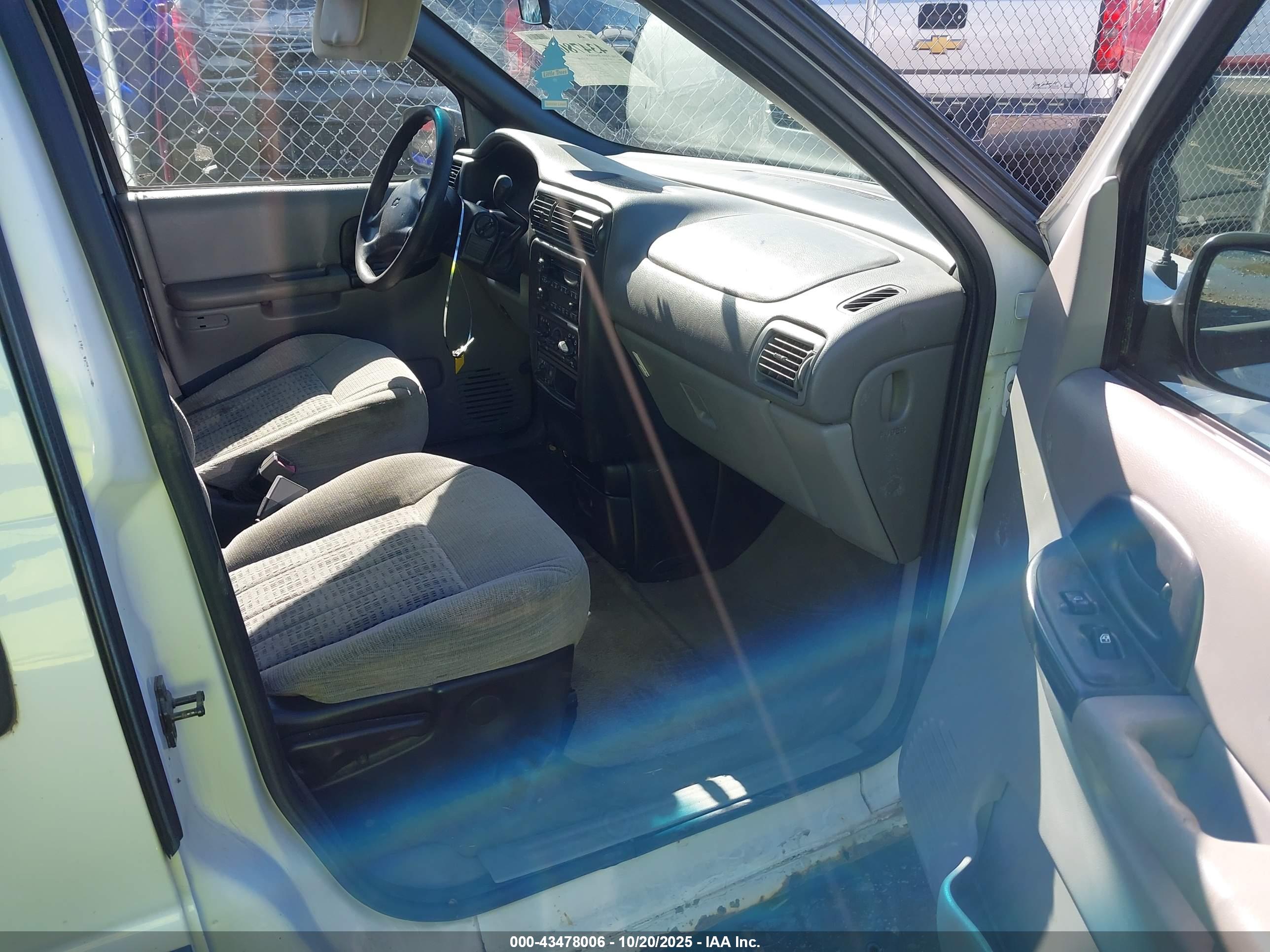 CHEVROLET VENTURE image 5