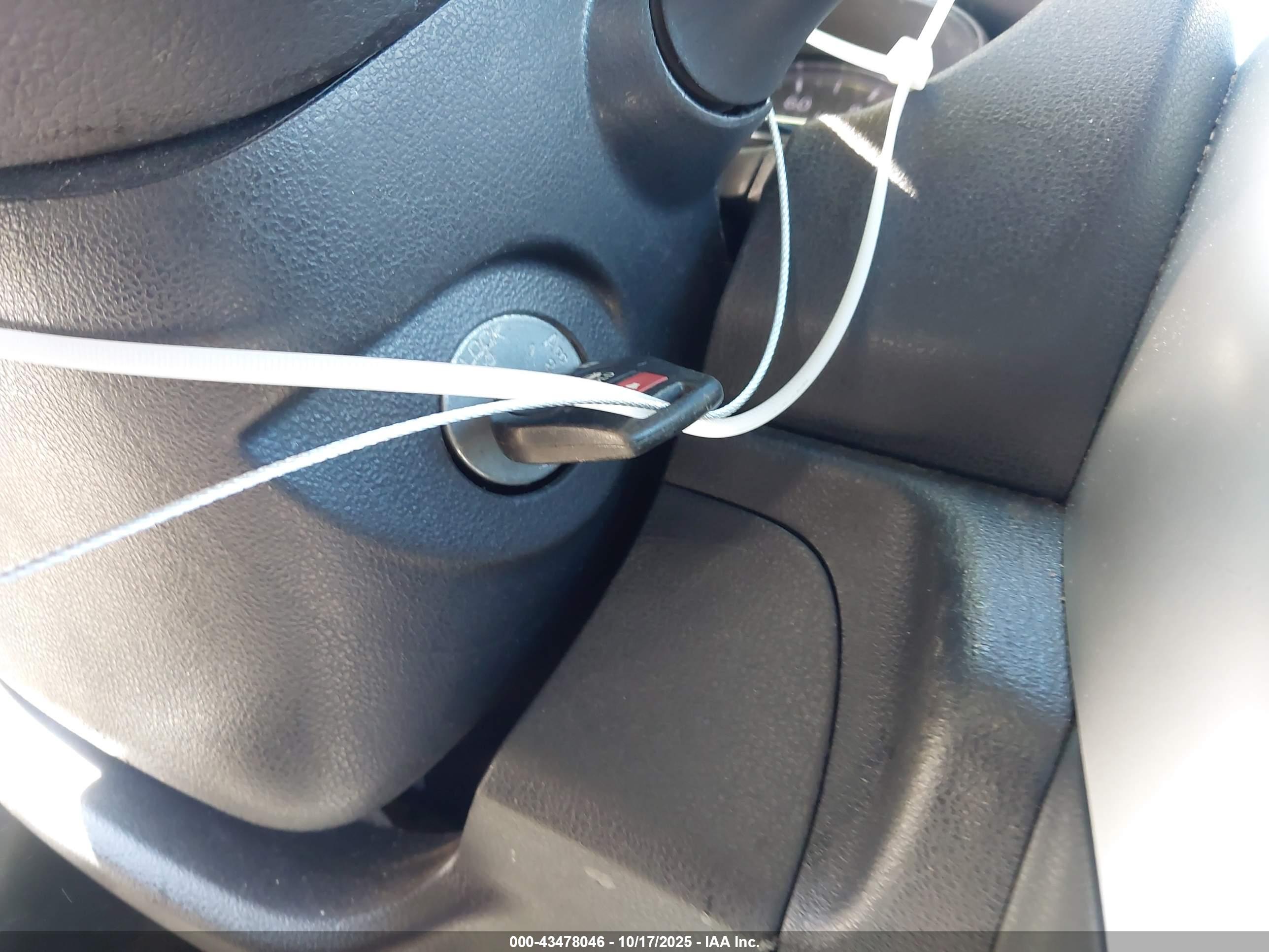 NISSAN VERSA image 11