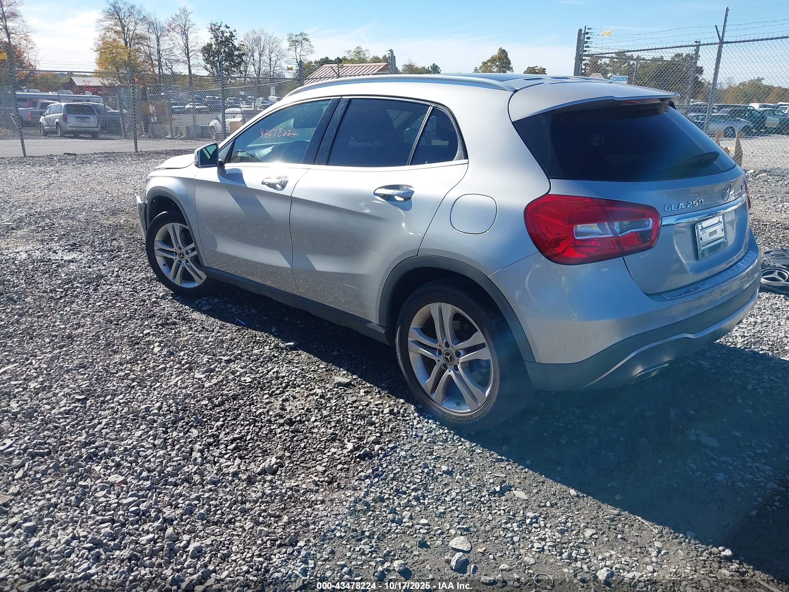 MERCEDES-BENZ GLA image 3