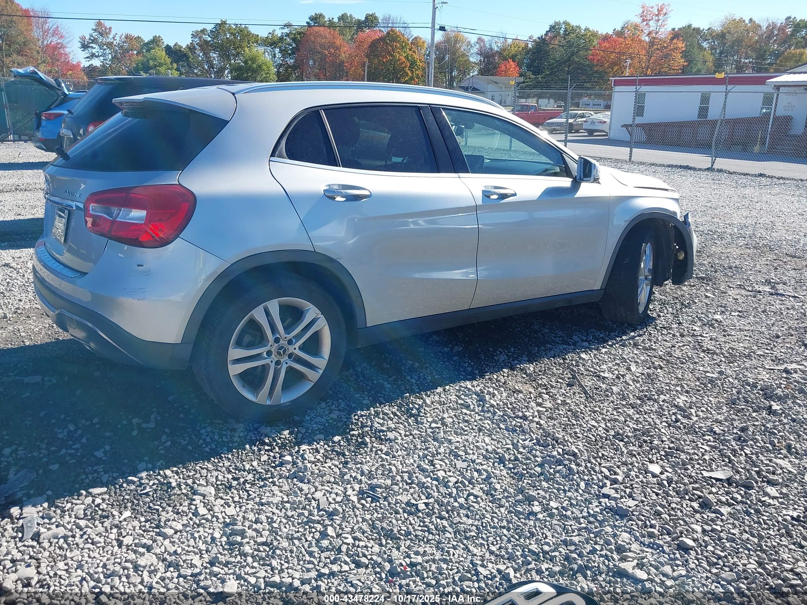 MERCEDES-BENZ GLA image 4