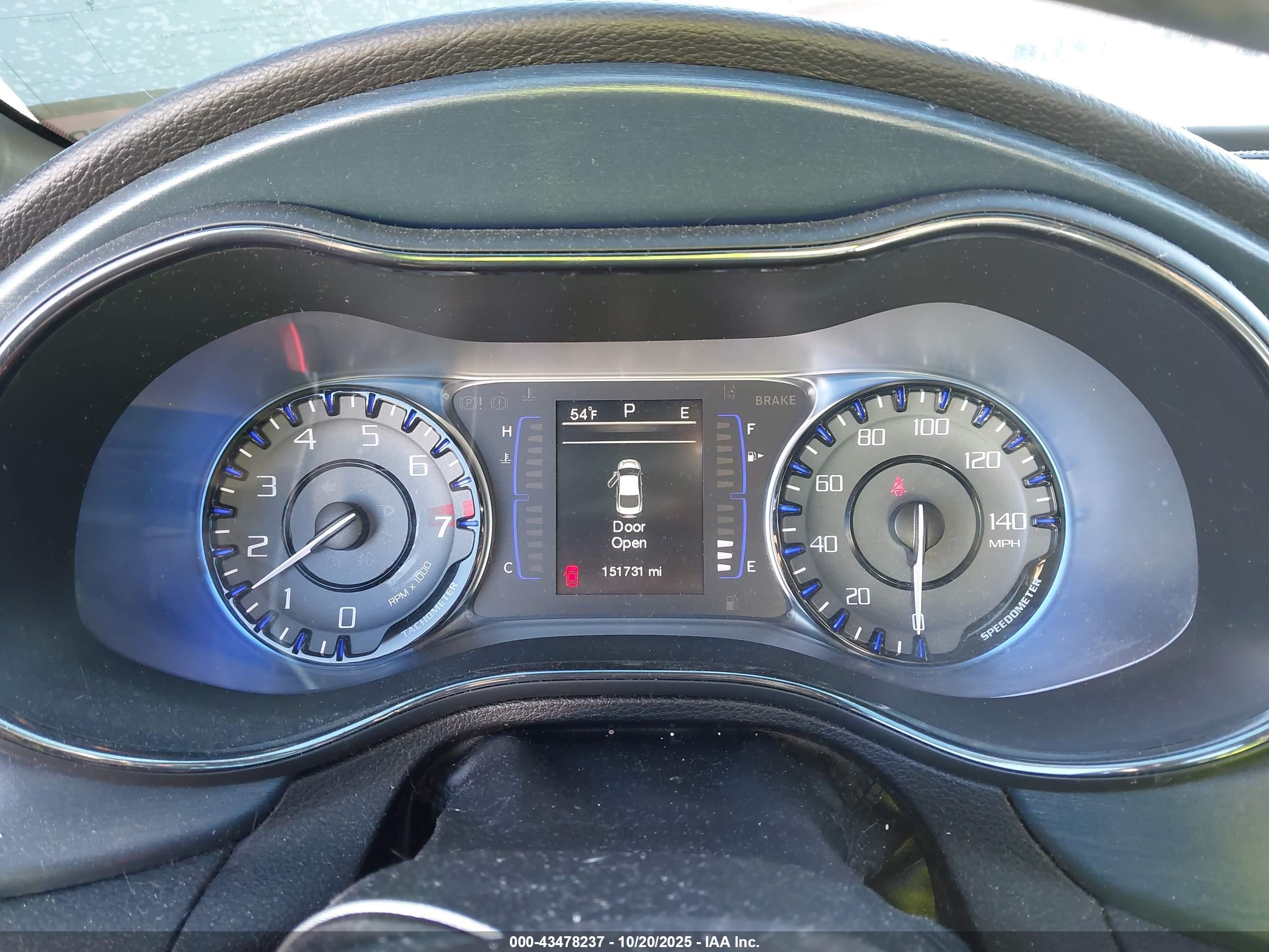CHRYSLER 200 image 7