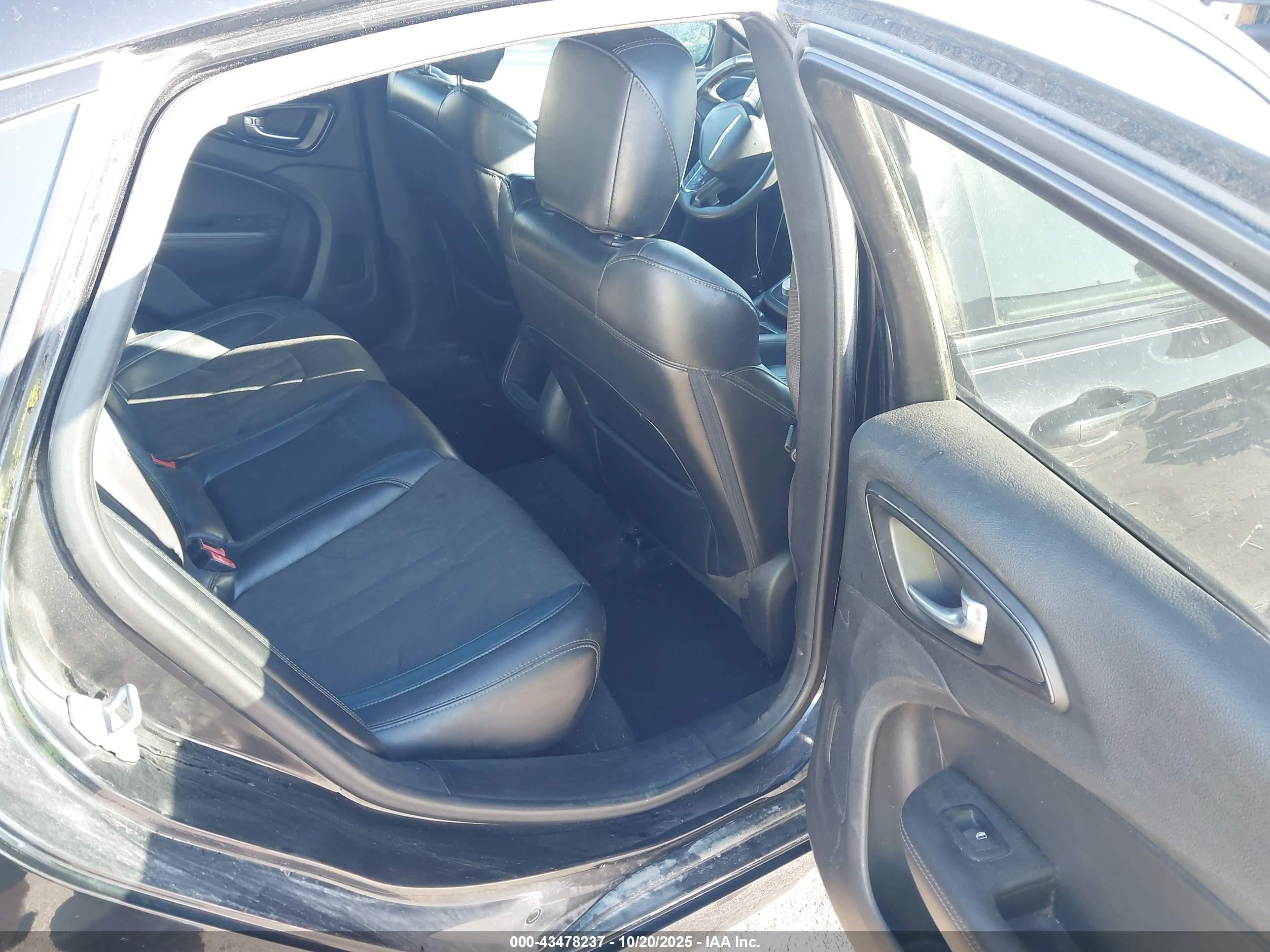 CHRYSLER 200 image 8