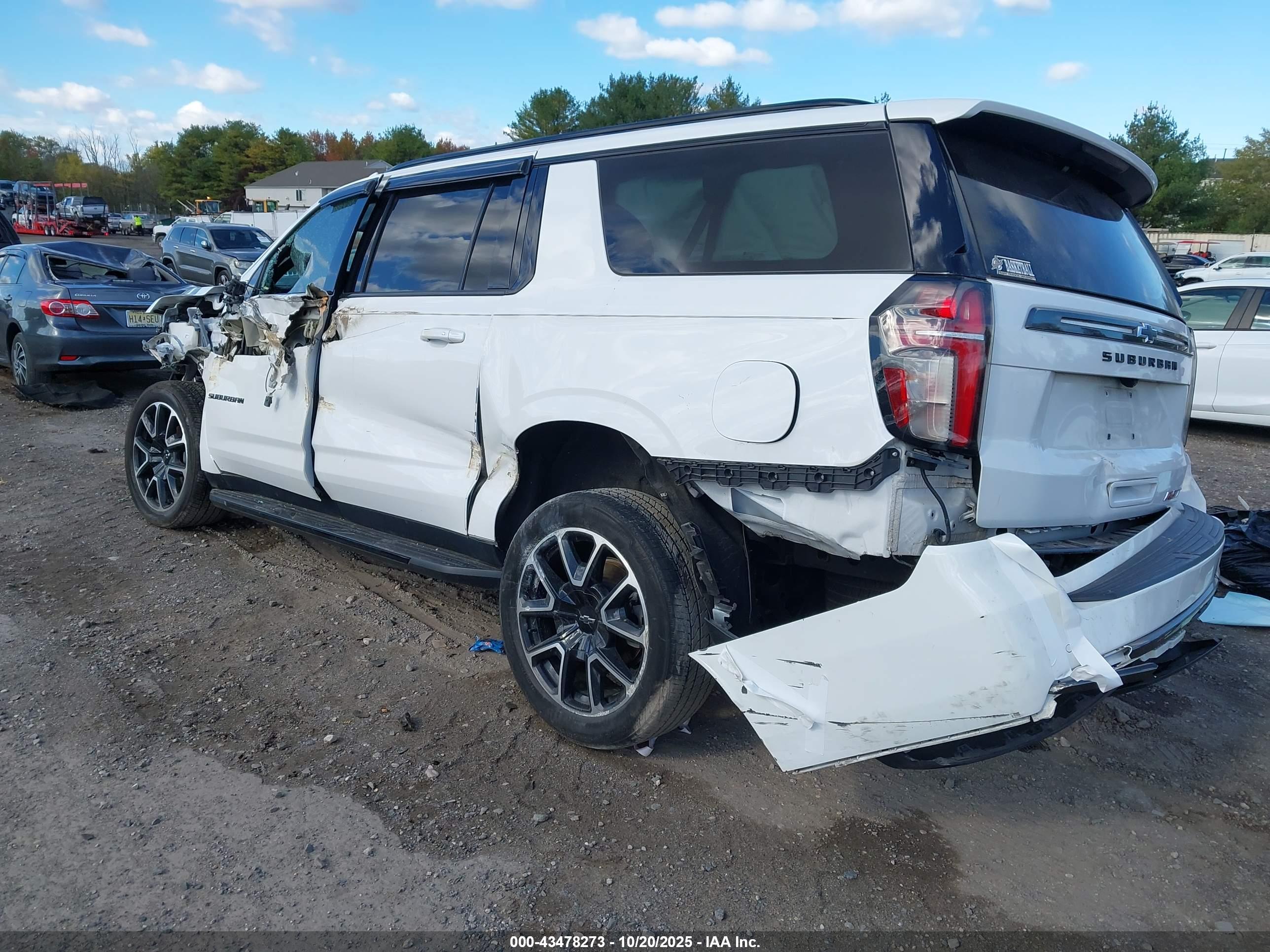 CHEVROLET SUBURBAN image 3