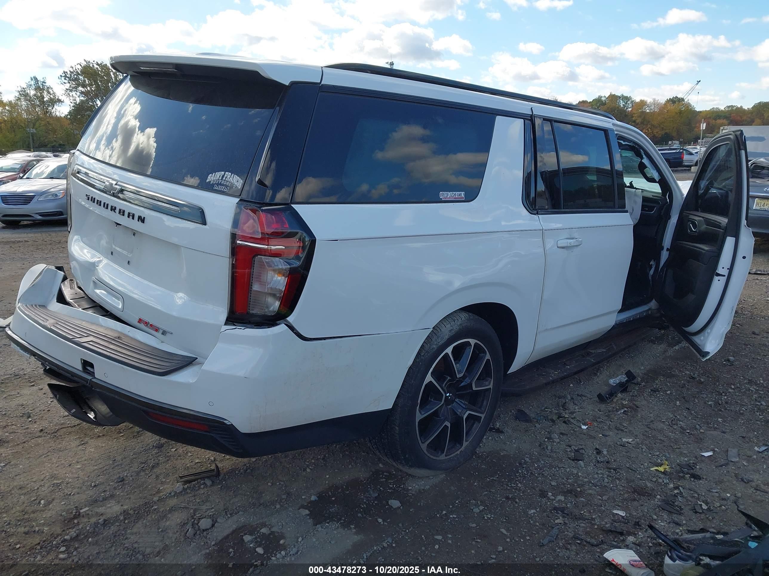 CHEVROLET SUBURBAN image 4