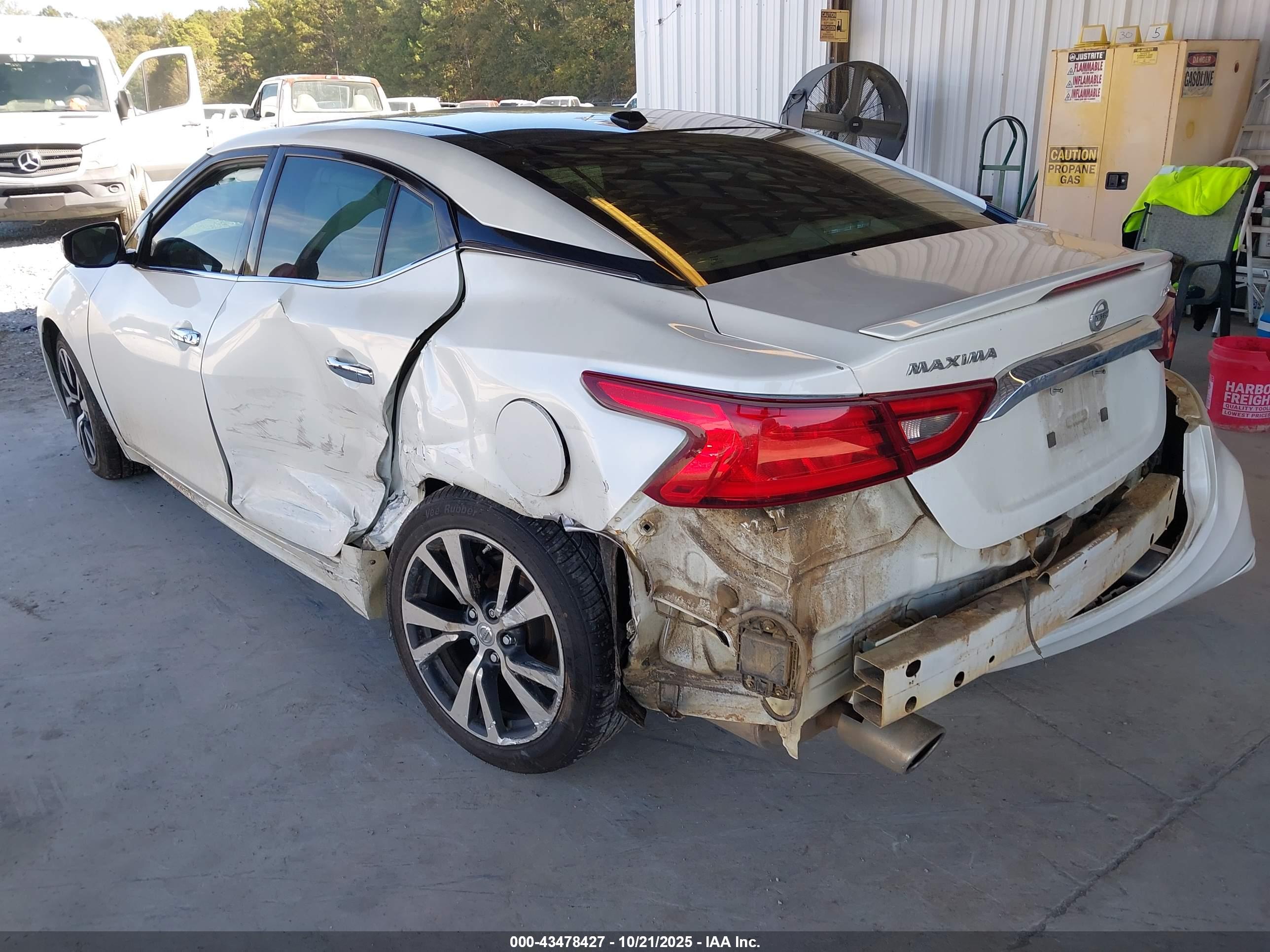 NISSAN MAXIMA image 3