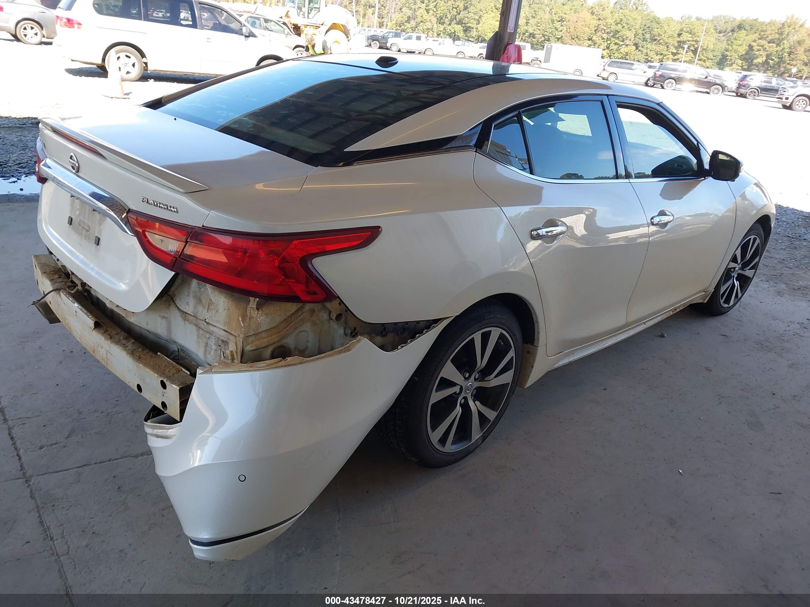 NISSAN MAXIMA image 4