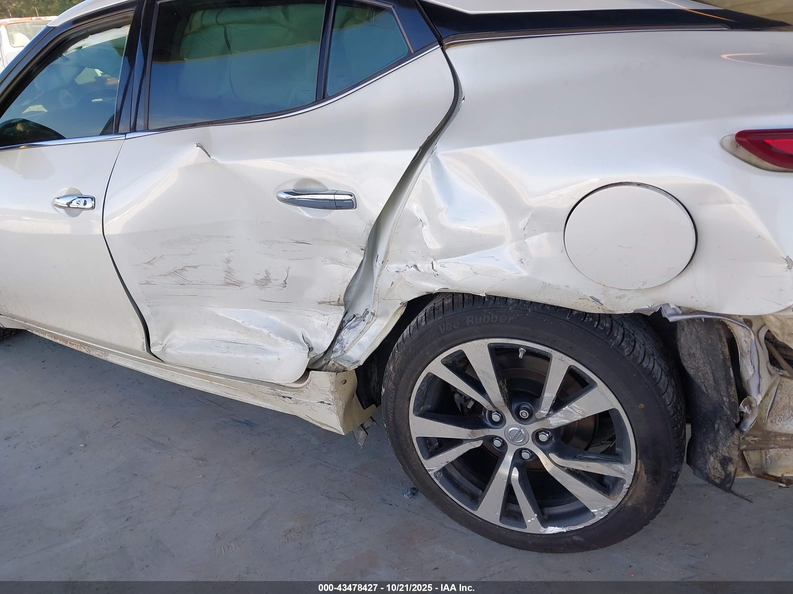 NISSAN MAXIMA image 6