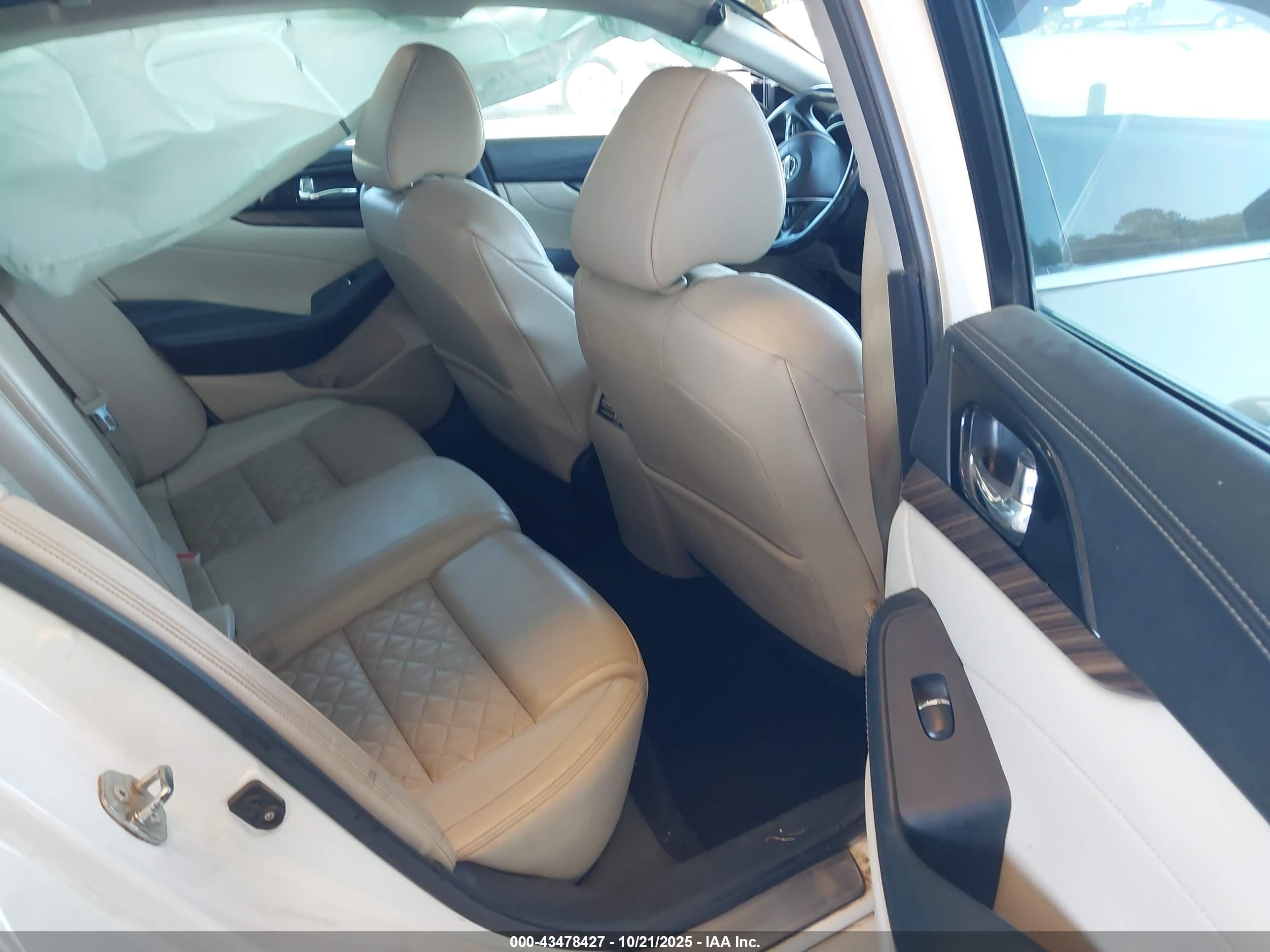 NISSAN MAXIMA image 8
