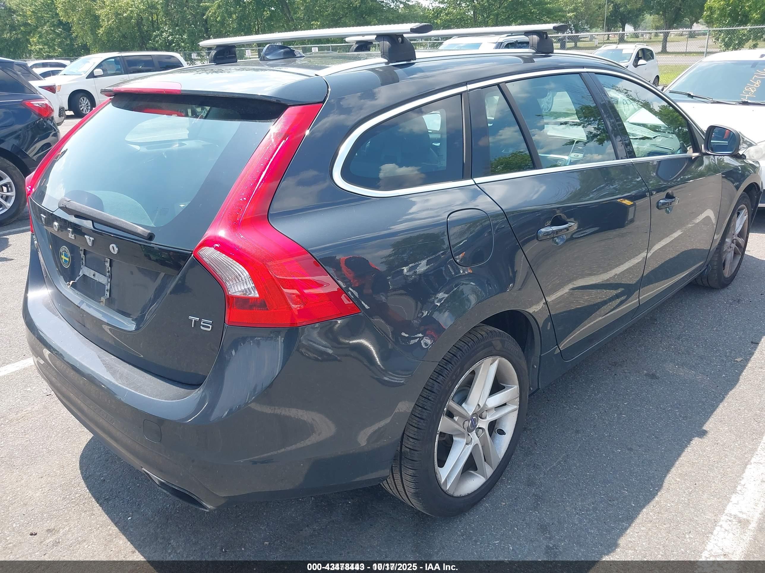 VOLVO V60 image 4