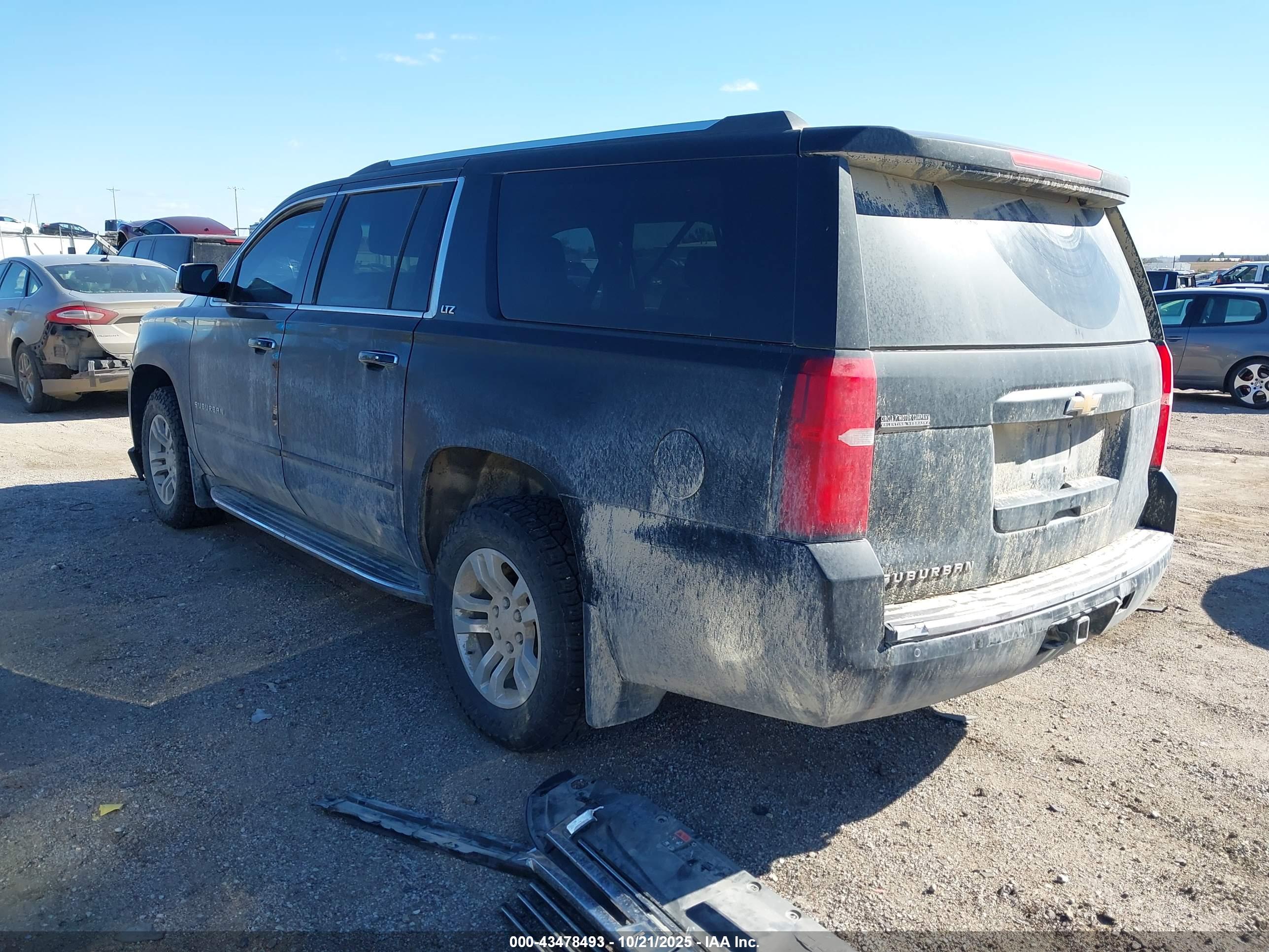CHEVROLET SUBURBAN image 3