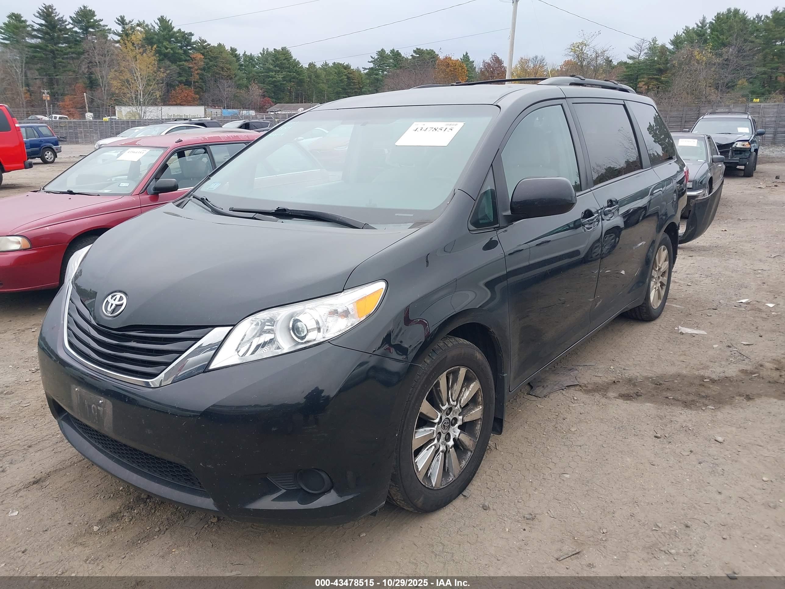 TOYOTA SIENNA image 2