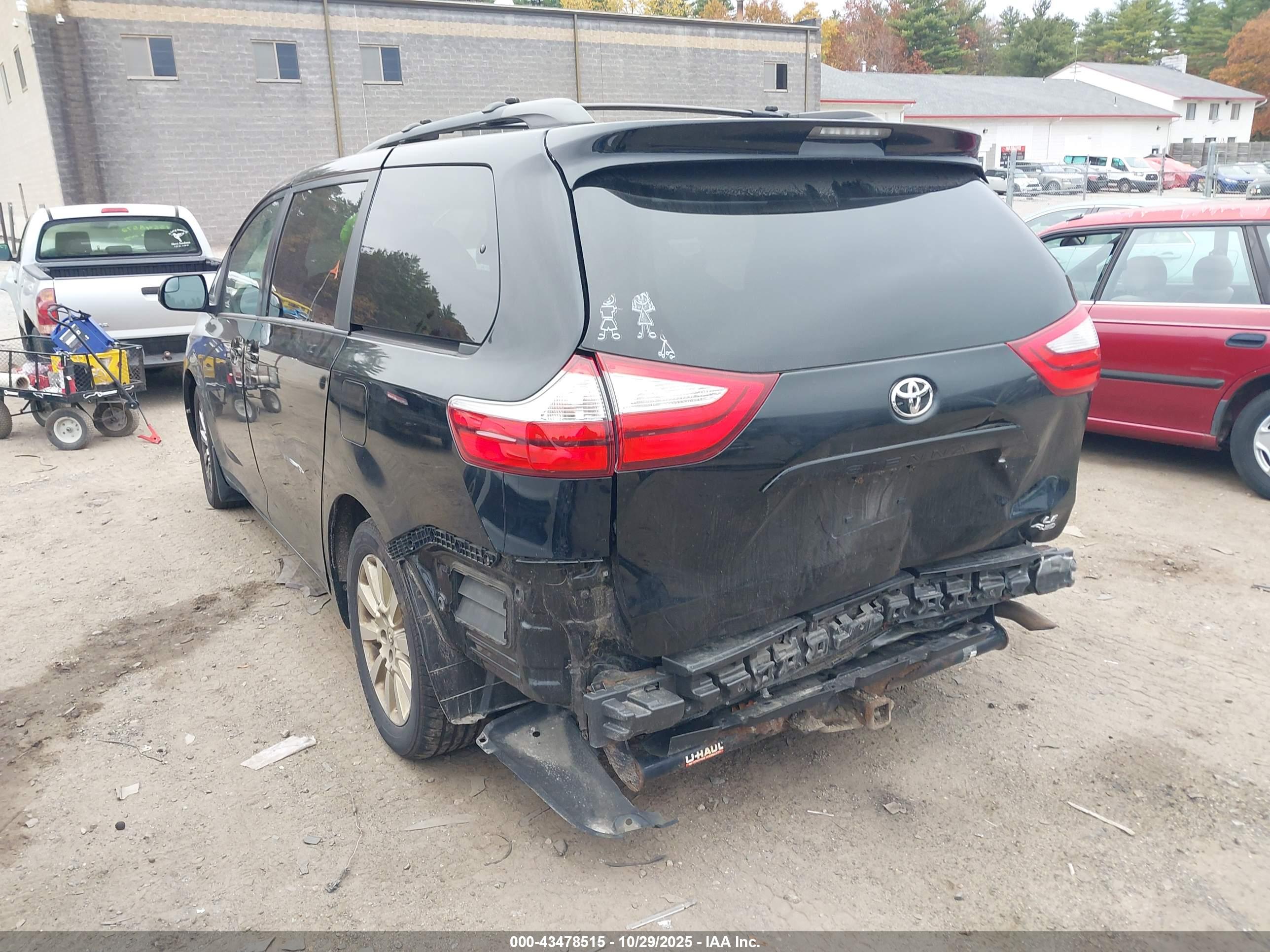 TOYOTA SIENNA image 3