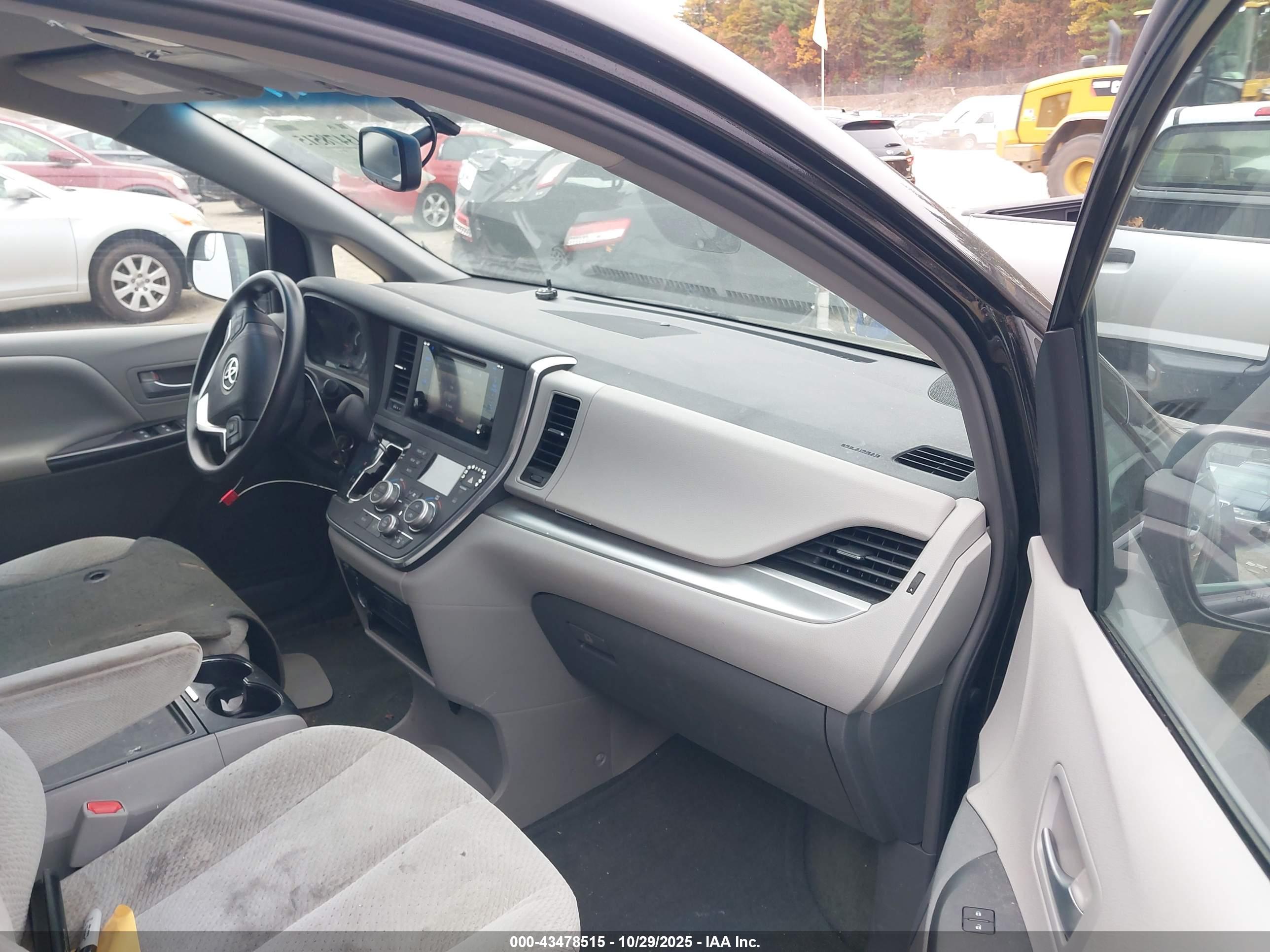 TOYOTA SIENNA image 5