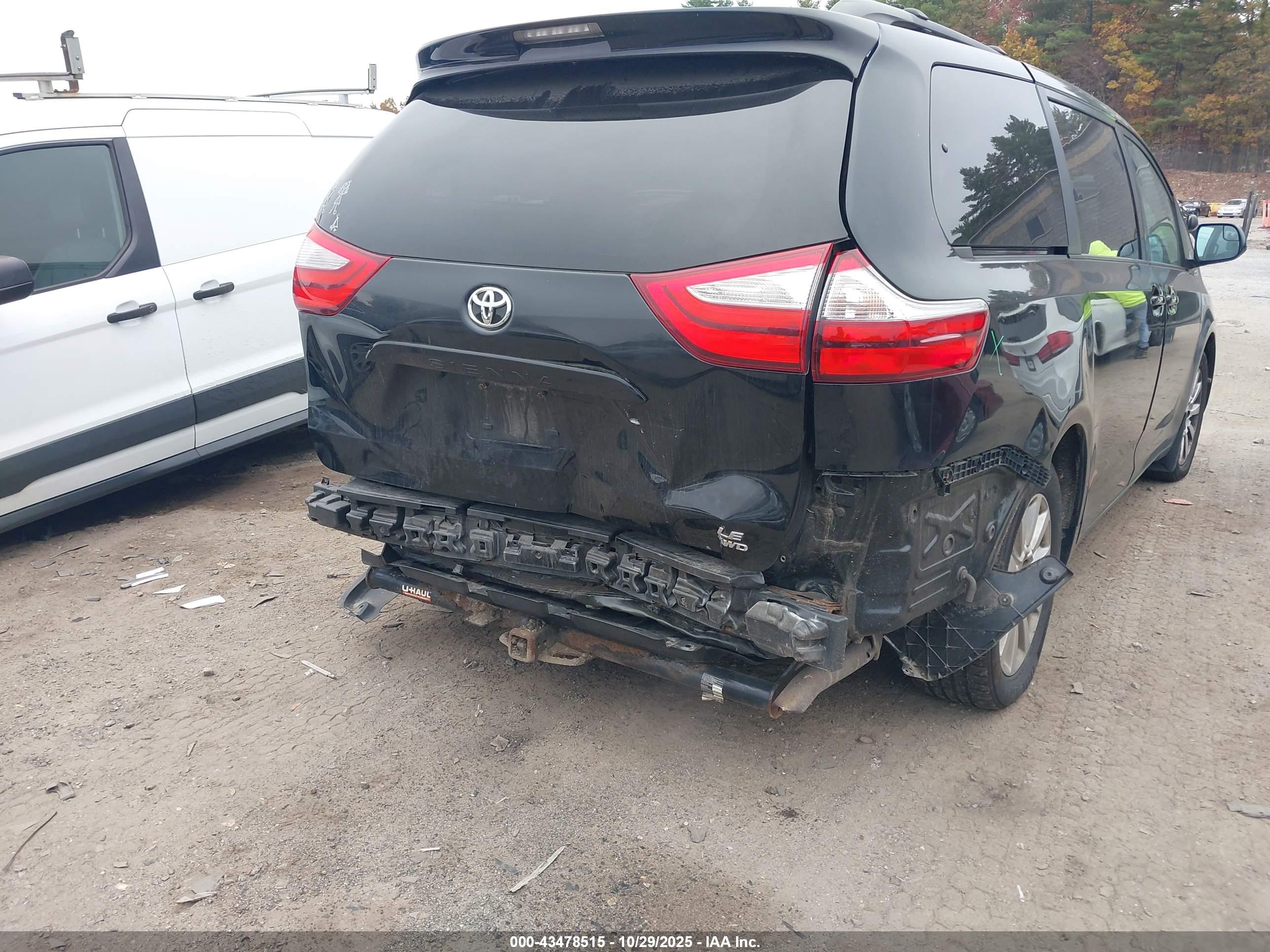 TOYOTA SIENNA image 6