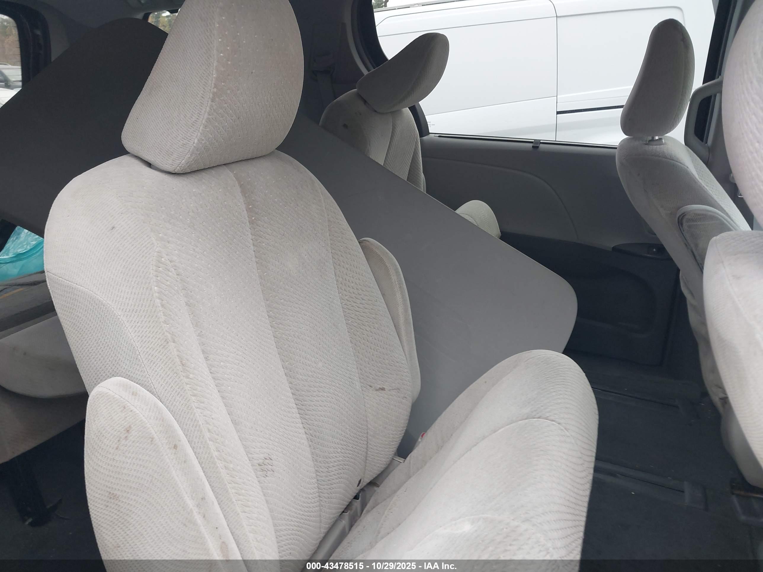 TOYOTA SIENNA image 8